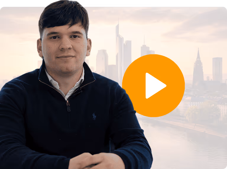 Junger Mann in dunklem Pullover vor einer Stadtlandschaft mit orangefarbenem Wiedergabe-Symbol.