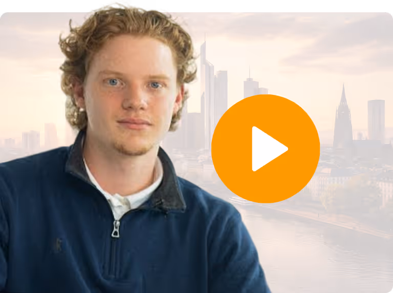 Junger Mann mit rotem Haar vor städtischer Skyline und orangefarbenem Wiedergabe-Button