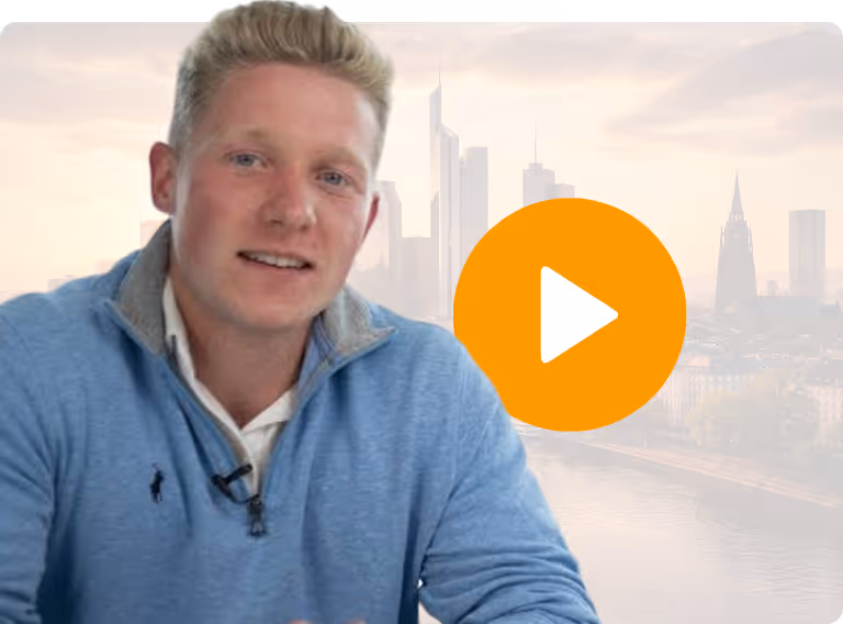 Junger Mann in blauem Pullover vor Stadtansicht mit orangefarbenem Wiedergabe-Play-Symbol.
