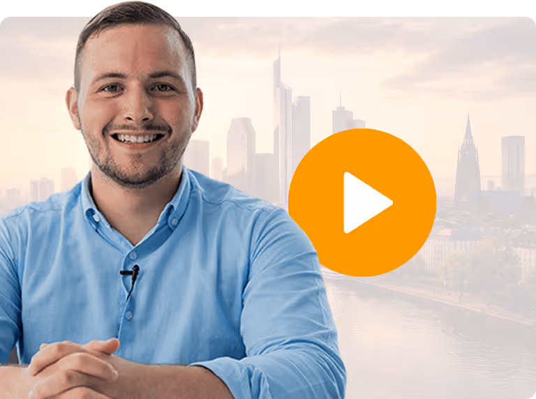 Lächelnder Mann mit hellblauem Hemd vor einer Stadt mit orangefarbenem Wiedergabe-Symbol.