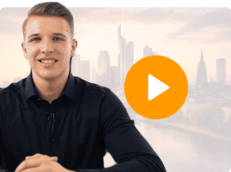 Junger Mann mit schwarzem Hemd vor Skyline mit orangefarbenem Wiedergabe-Symbol.