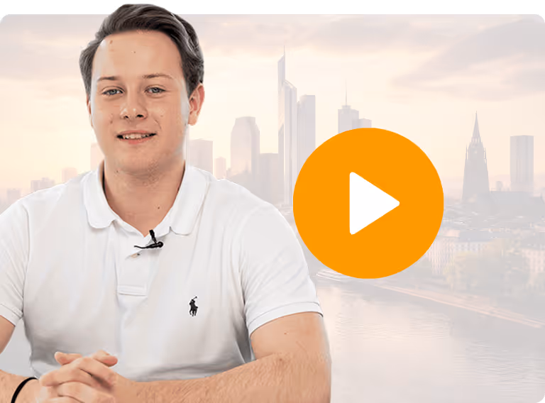 Junger Mann in weißem Polo mit Skyline und großem orangem Wiedergabe-Symbol im Hintergrund.