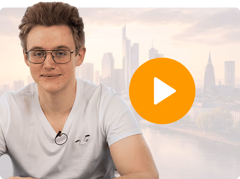 Junger Mann mit Brille und weißem T-Shirt vor verschwommener Stadtsilhouette mit orangefarbenem Wiedergabe-Symbol.