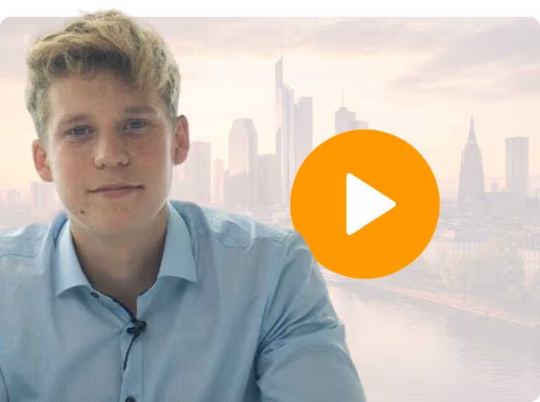 Junger Mann mit blauem Hemd vor einer Stadtansicht mit orangefarbenem Abspiel-Button.