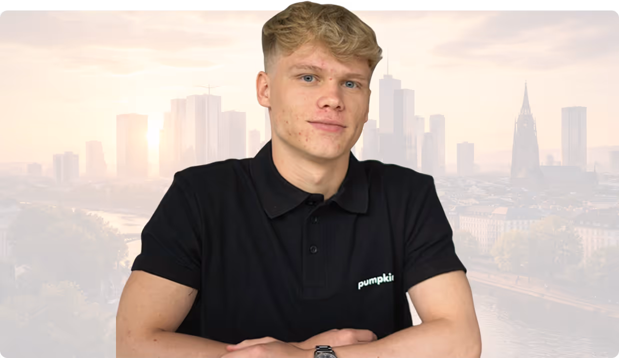 Junger Mann mit blondem Haar in einem schwarzen Poloshirt vor einer Stadtlandschaft mit hohen Gebäuden.