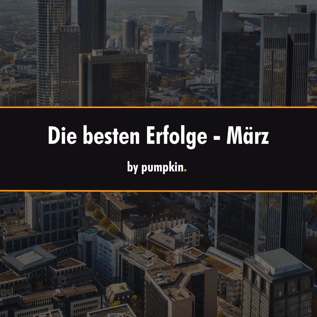 Stadtbild mit Wolkenkratzern und Text: Die besten Erfolge - März by pumpkin.