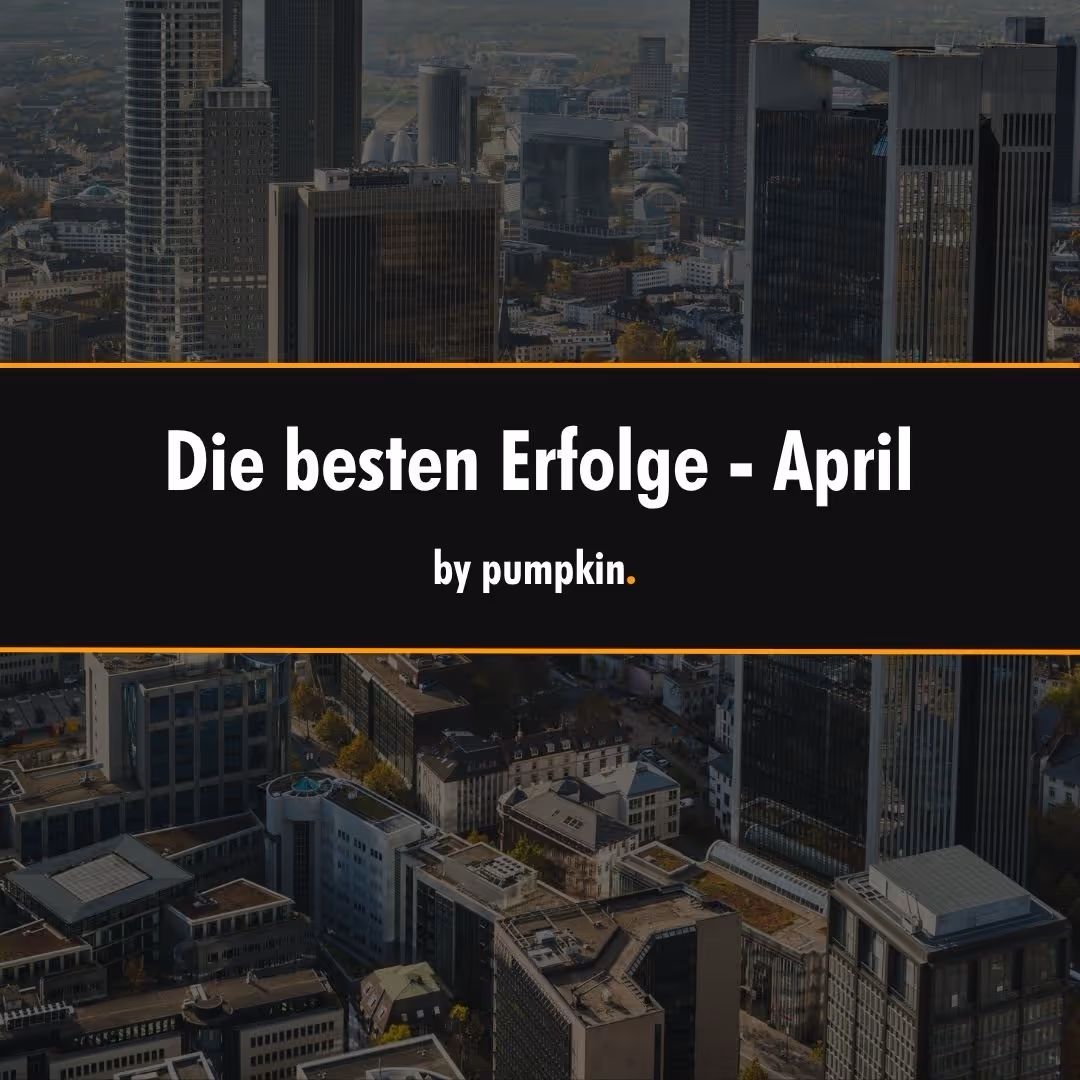Stadtansicht mit Wolkenkratzern im Hintergrund und Text 'Die besten Erfolge - April by pumpkin' in der Mitte.