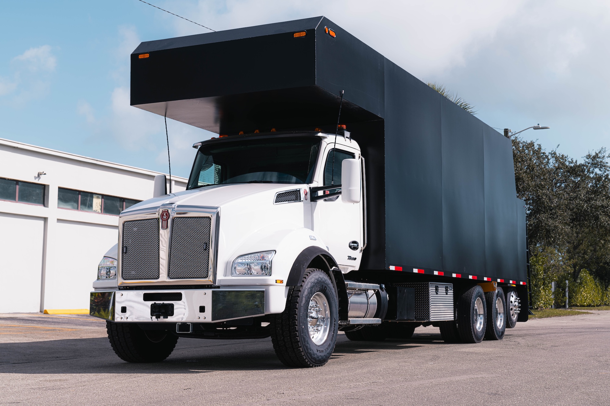 2026 KENWORTH T880 Serco Rearmount Grapple Truck 