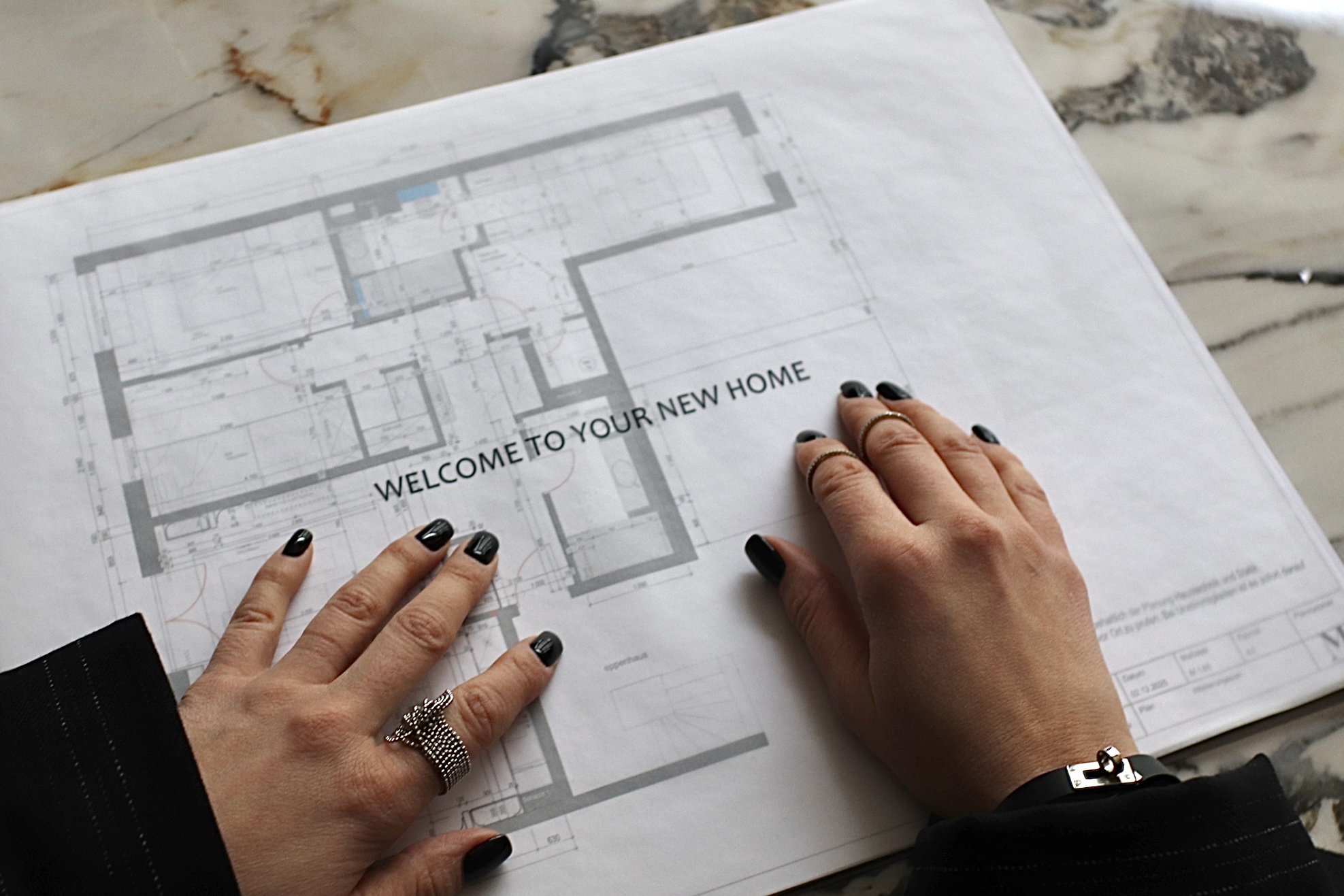 Interior Designerin bei der Grundrissplanung – Innenarchitekt Berlin Studio Menash