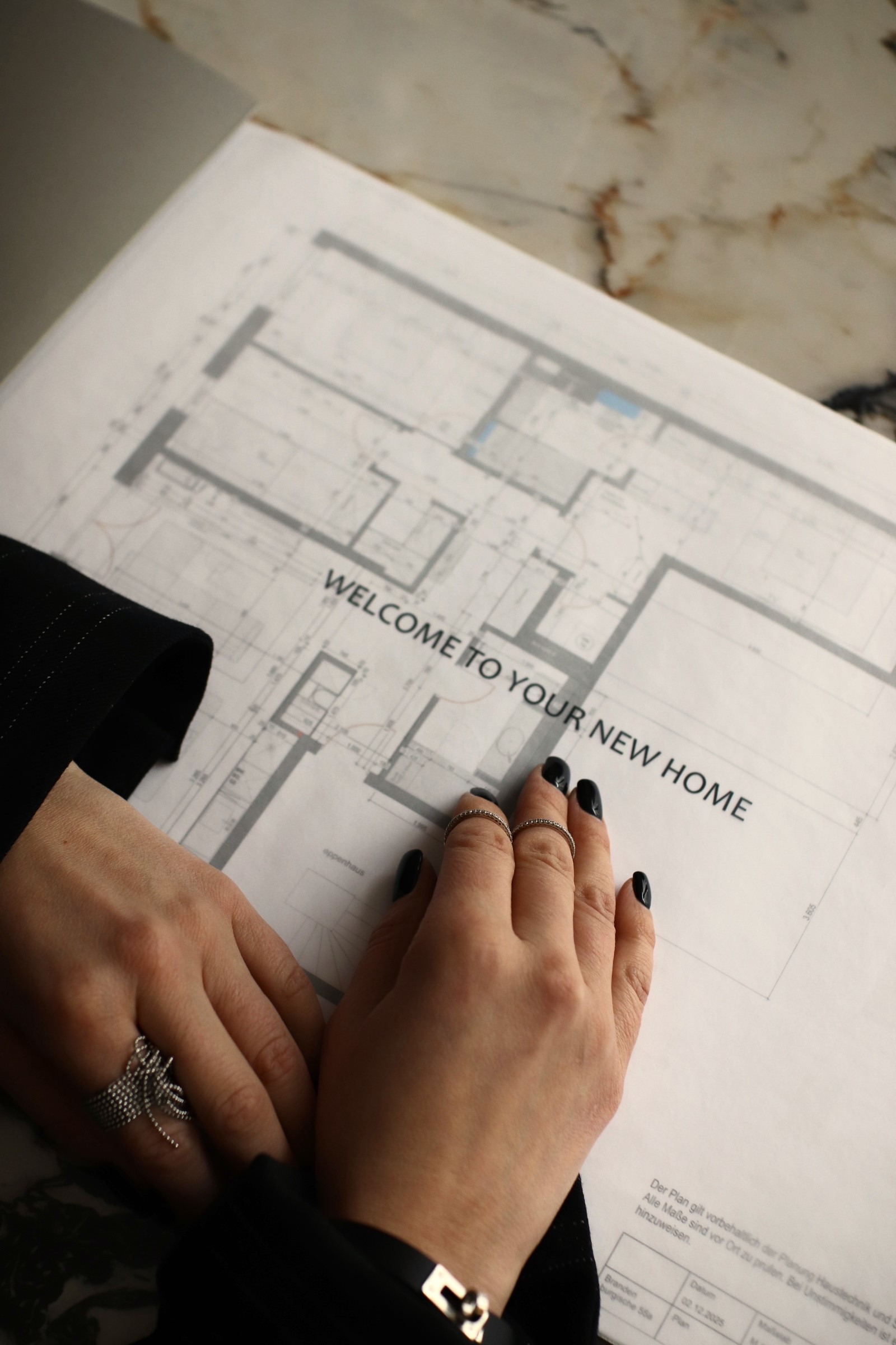 Interior Designerin bei der Grundrissplanung – Innenarchitekt Berlin Studio Menash