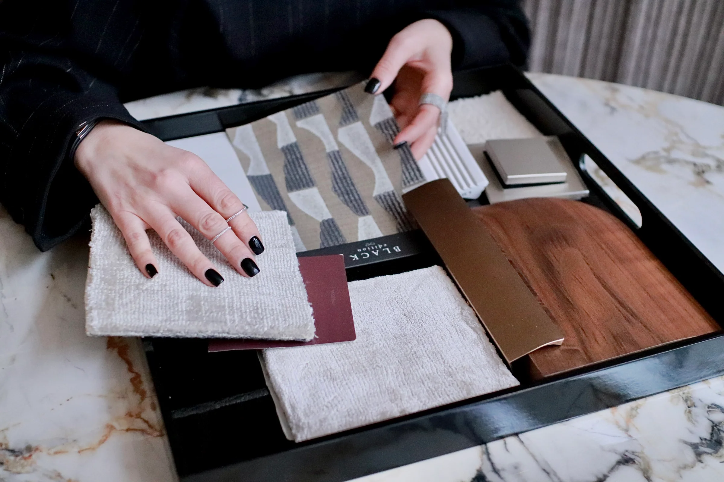 Interior Designerin bei der Auswahl von Stoffen und Materialproben – Studio Menash Berlin