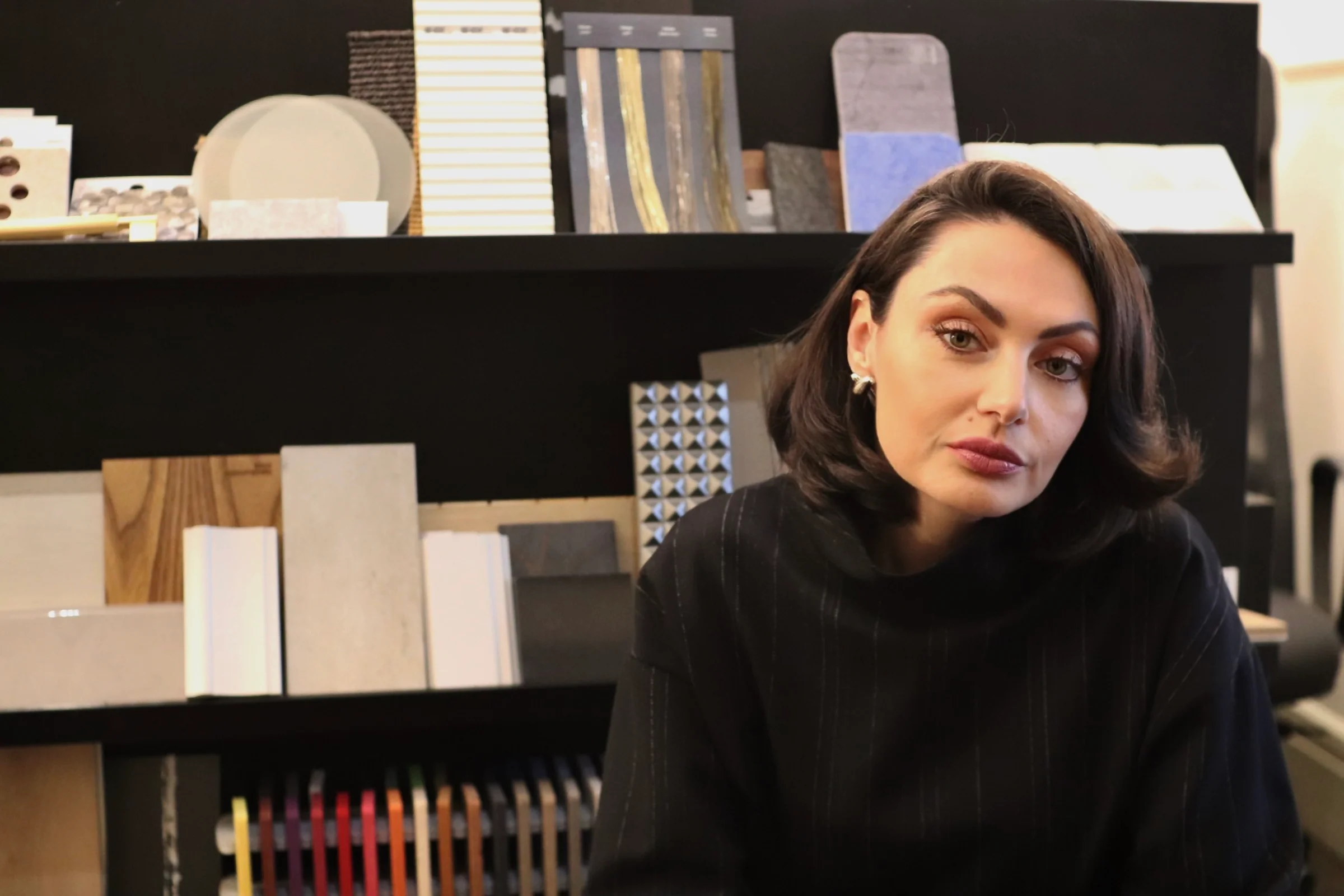 Inga, Gründerin von Studio Menash, im Showroom mit Materialproben – Interior Designerin Berlin