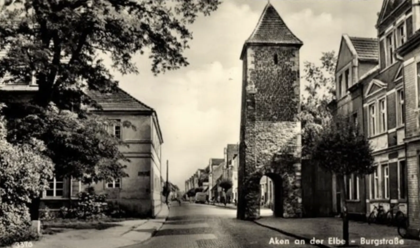 Historische Ansicht der Burgstraße in Aken an der Elbe mit dem mittelalterlichen Stadtturm, kulturelles Erbe in der Nähe des Lorf B&B.