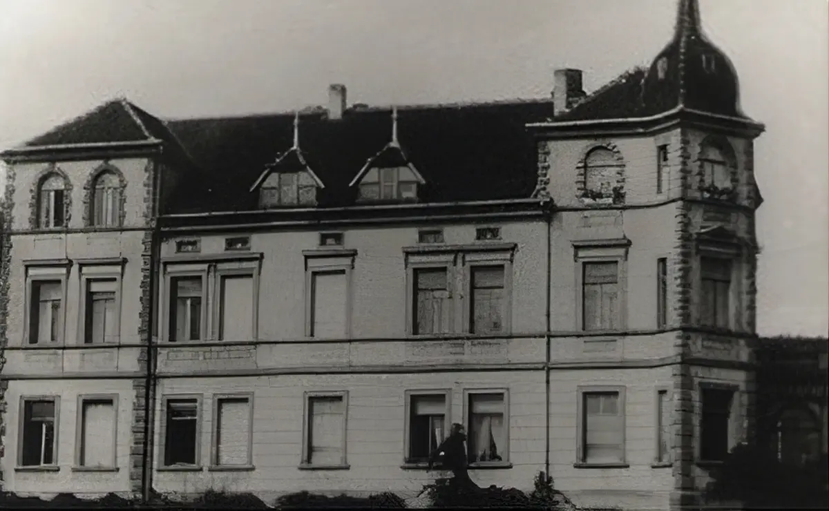 Historische Schwarz-Weiß-Aufnahme des Herrenhauses Lorf B&B in Aken, ein authentisches Zeitzeugnis der Architekturgeschichte in Sachsen-Anhalt.