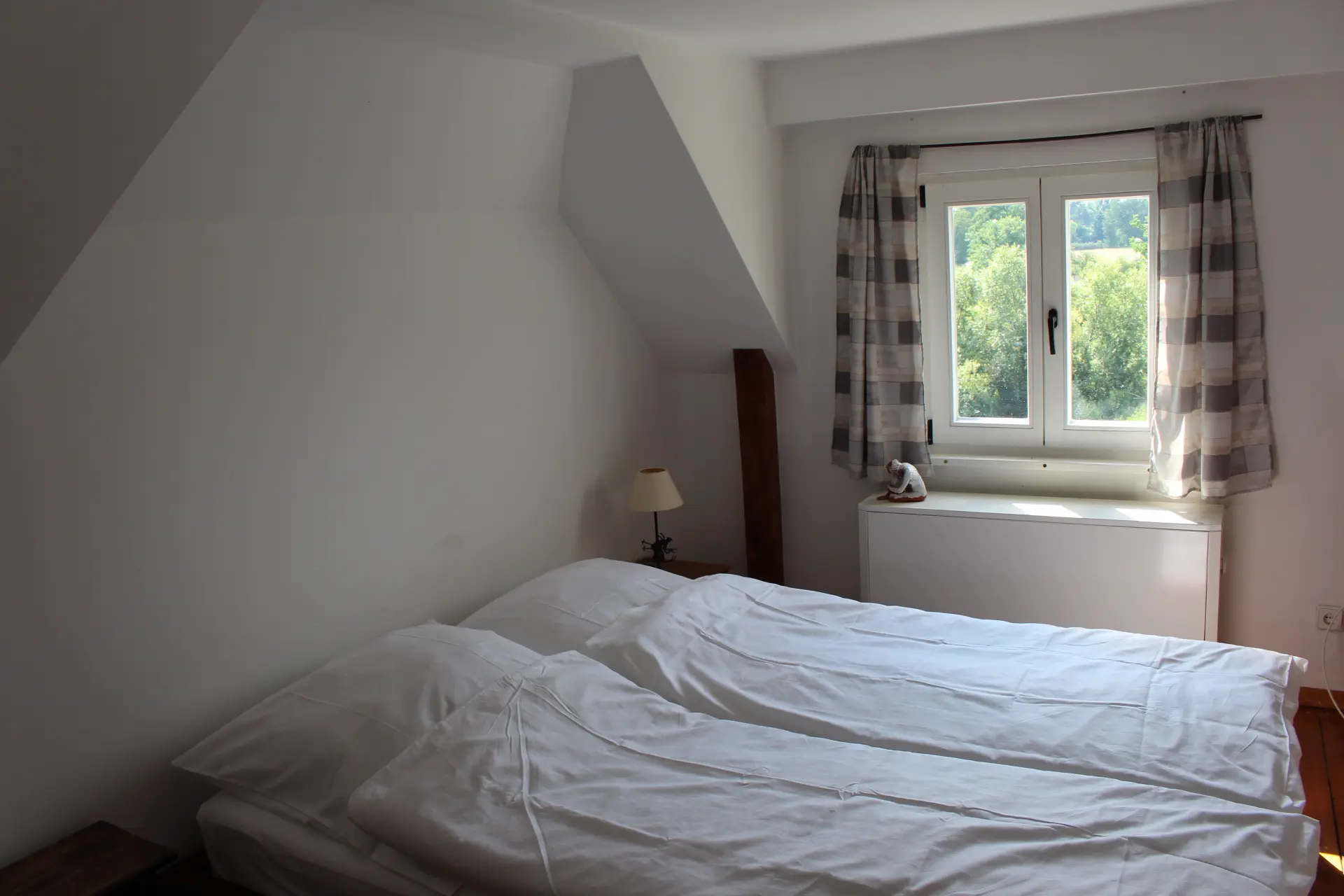 Helles Schlafzimmer im Kutscherhaus des Lorf B&B Aken, gemütliche Übernachtung mit Blick ins Grüne und naturnahem Charme.