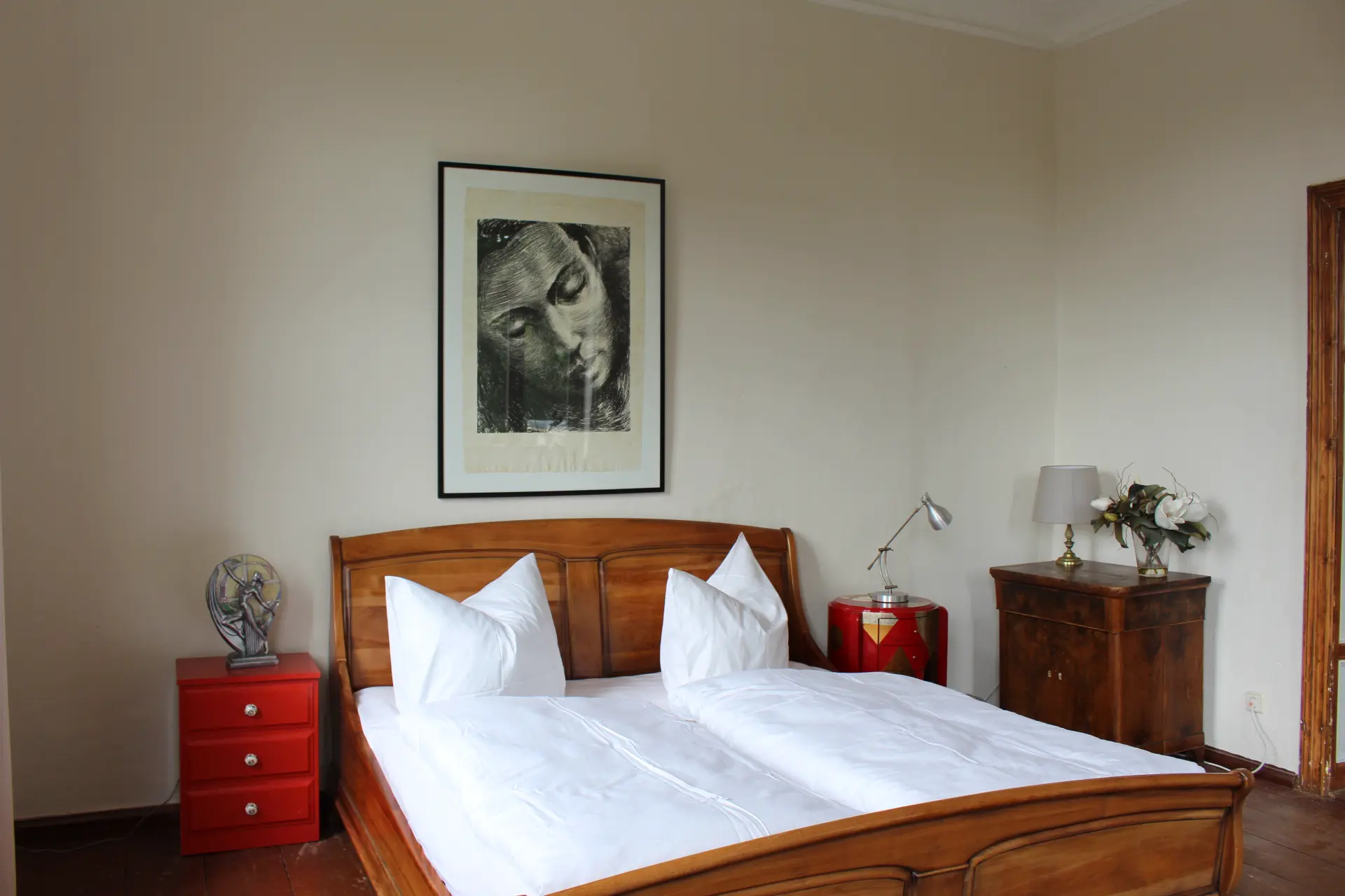 Gemütliches Gästezimmer im Herrenhaus des Lorf B&B in Aken, stilvolle Übernachtung direkt am Teich.