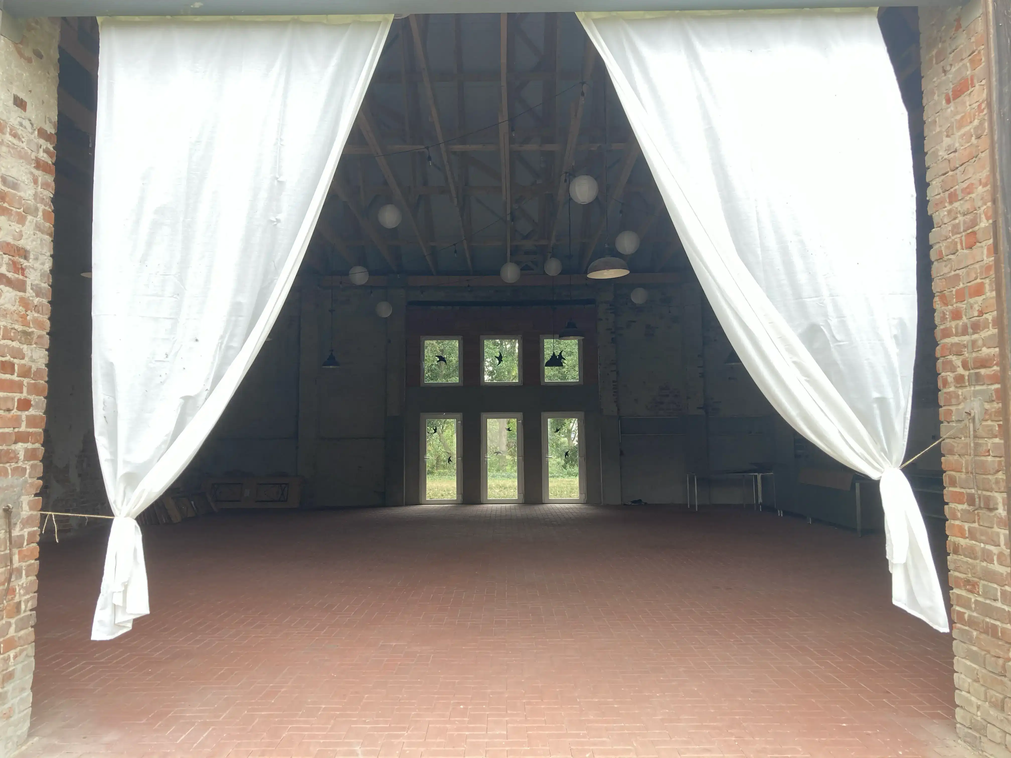 Großzügige Festscheune im Lorf B&B Aken mit rustikalem Backsteincharme, perfekte Location für Hochzeiten, Konzerte und große Events.