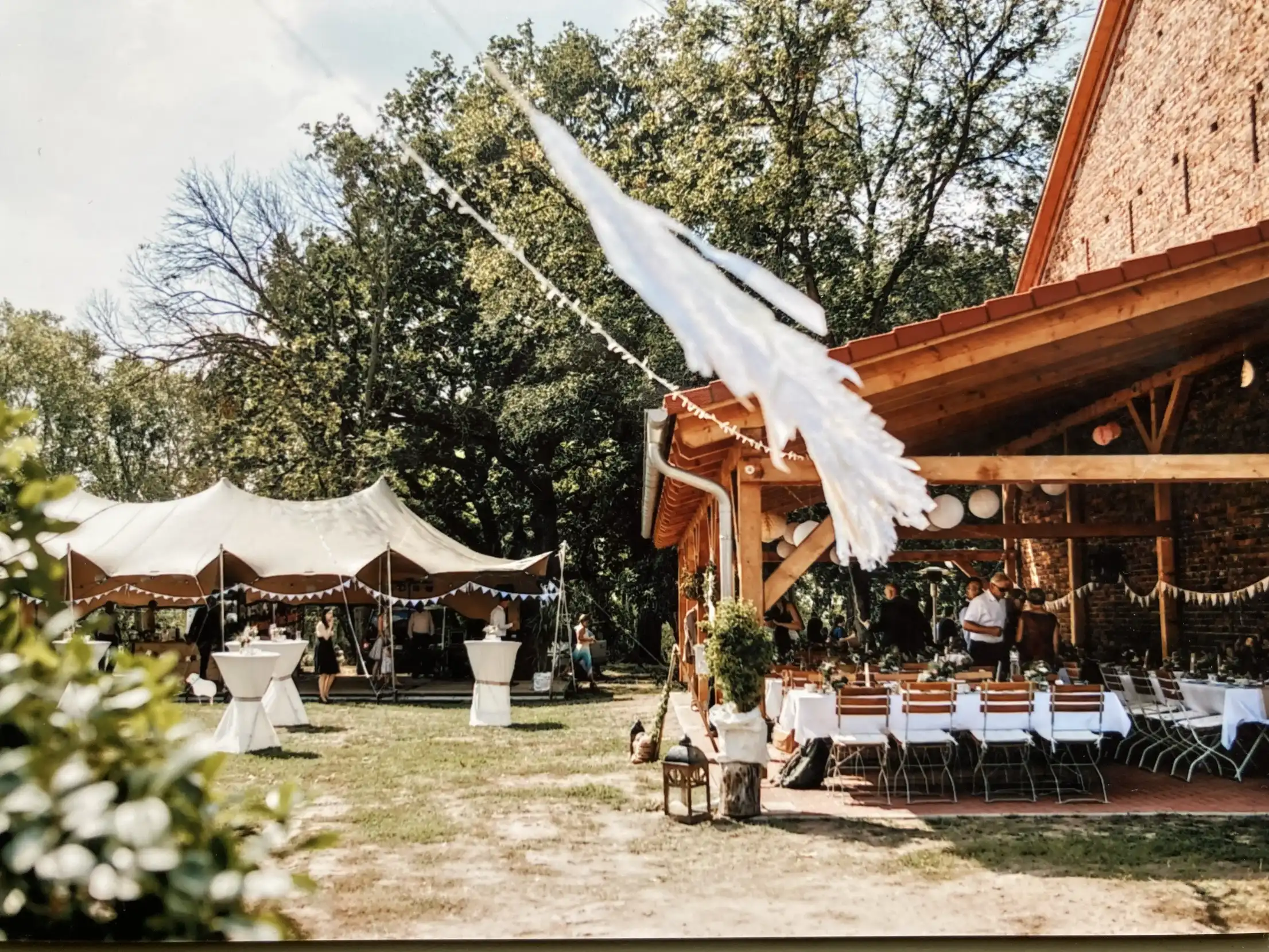 Festliche Hochzeitsfeier im Außenbereich des Lorf B&B Aken mit Festzelt und eleganter Tischdekoration für eine Sommerhochzeit im Grünen.