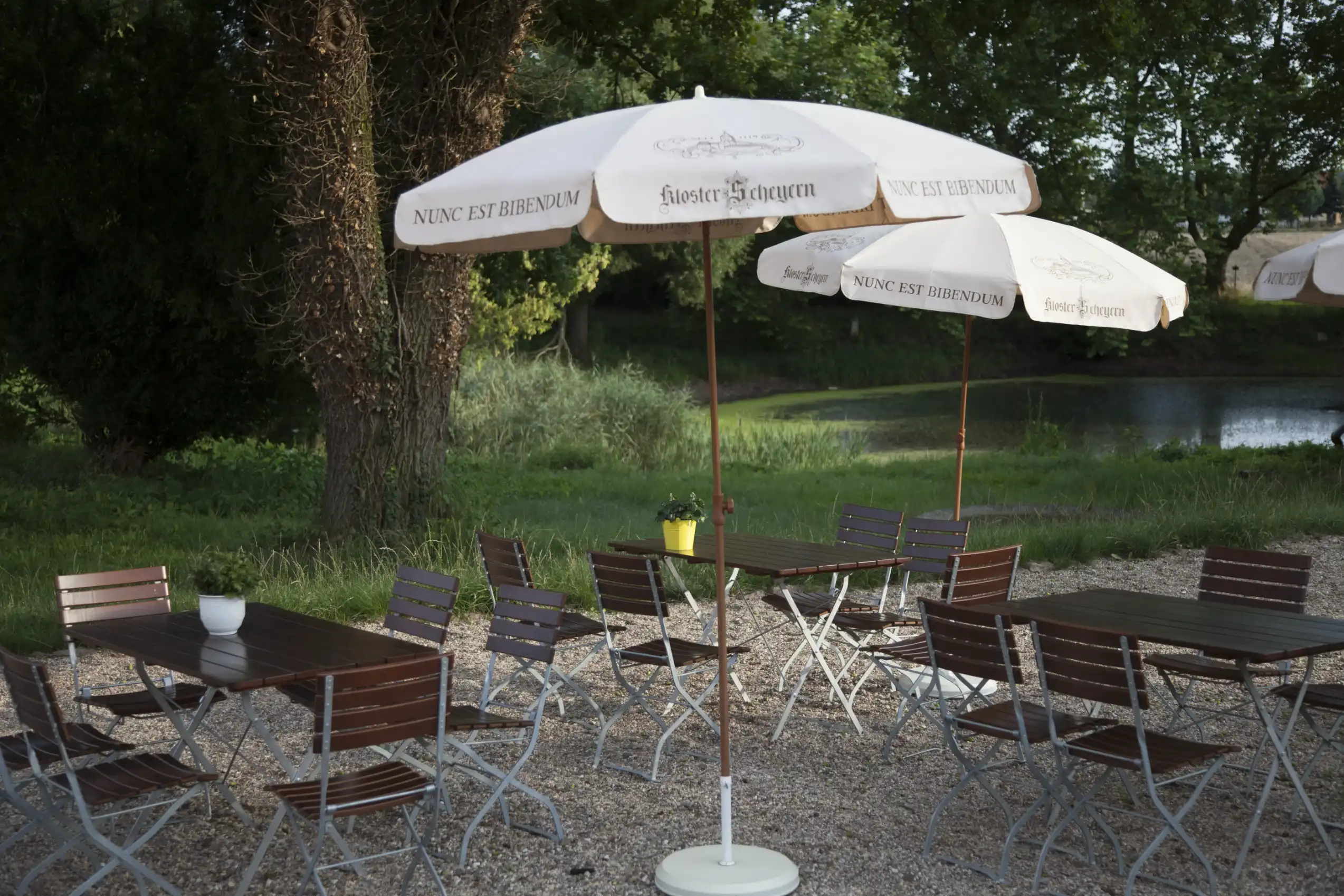 Gemütlicher Biergarten am Teich des Lorf B&B in Aken, idealer Zwischenstopp für Radfahrer am Elberadweg und Ausflügler in Sachsen-Anhalt.