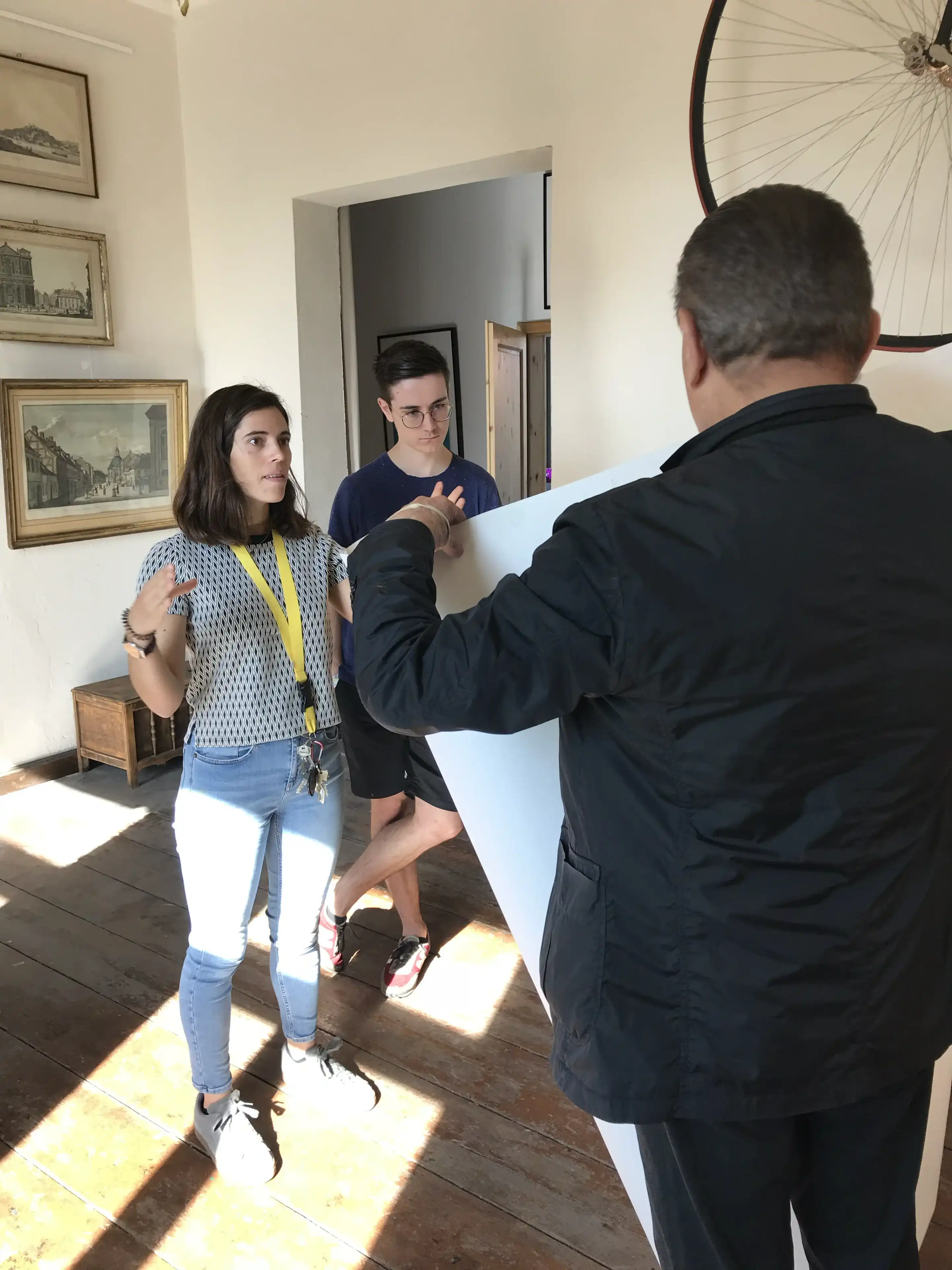 Sabrina Von Legersteger Falkenegg bei der künstlerischen Neugestaltung des Lorf B&B in Aken, Kuratierung neuer Kunstwerke für das historische Herrenhaus.