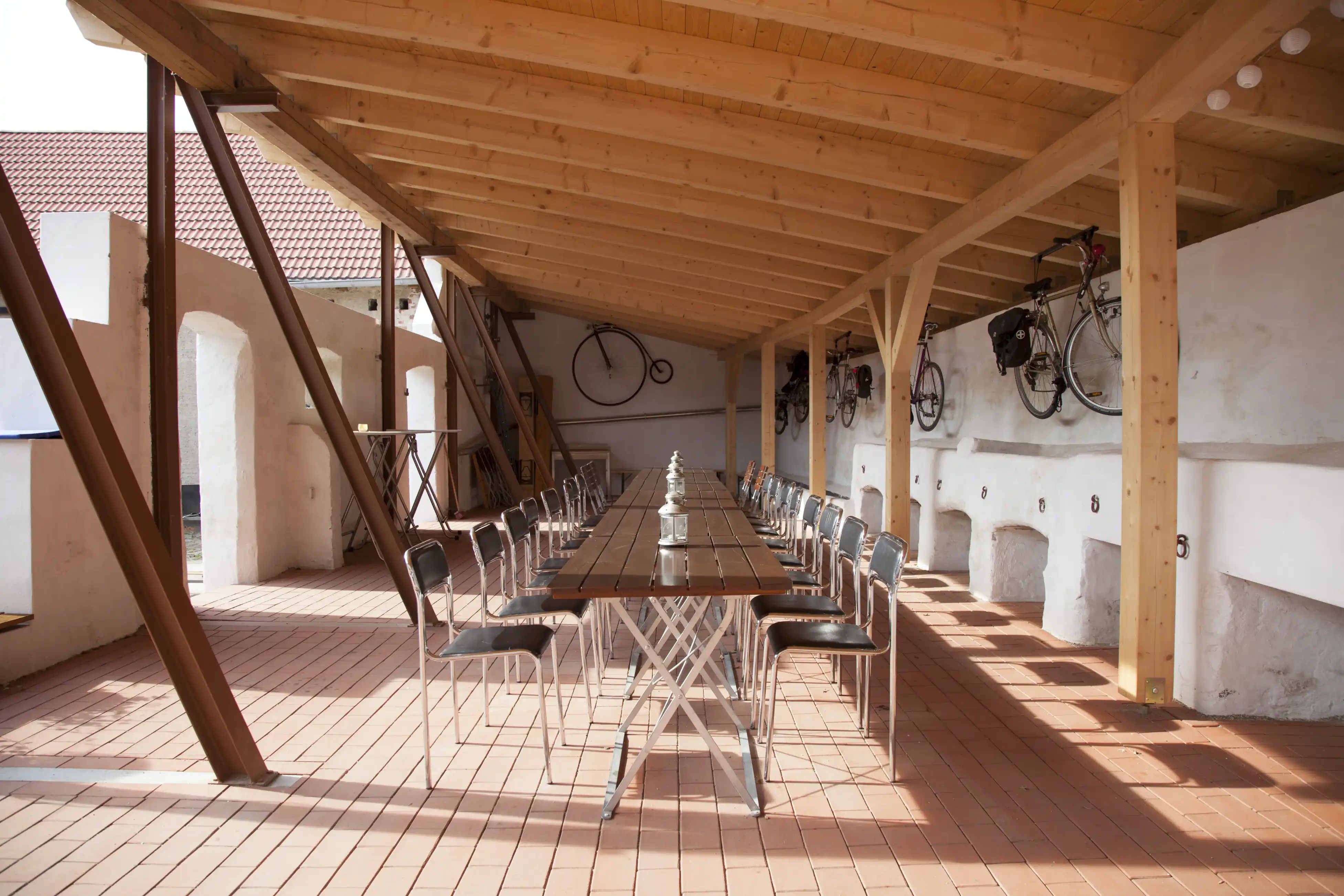 Überdachter Innenhof im Lorf B&B Aken mit langer Tafel für bis zu 70 Personen, ideale Eventlocation für Gruppenreisen und Hochzeitsfeiern.