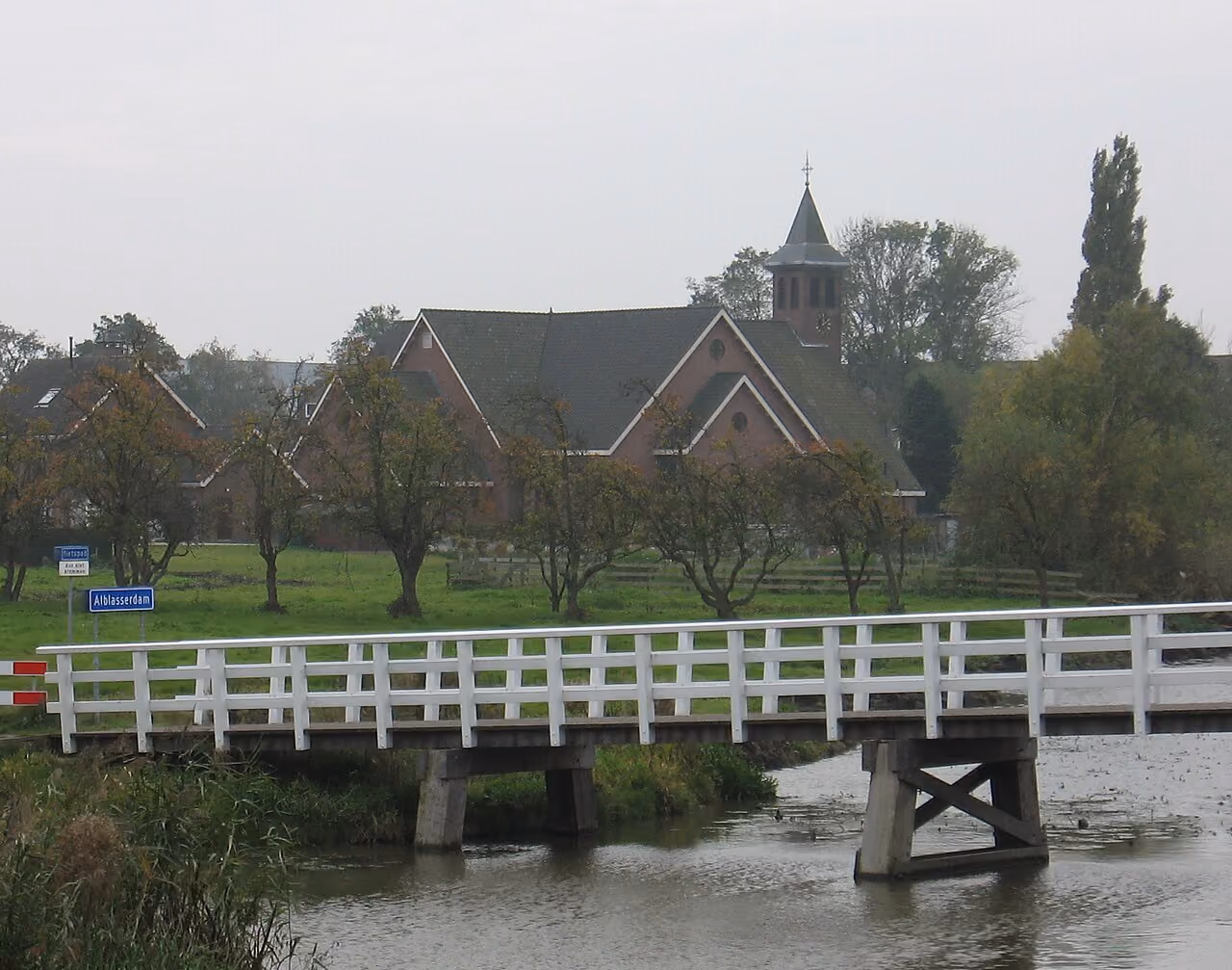 Alblasserdam aan de Noord, met de molens van Kinderdijk