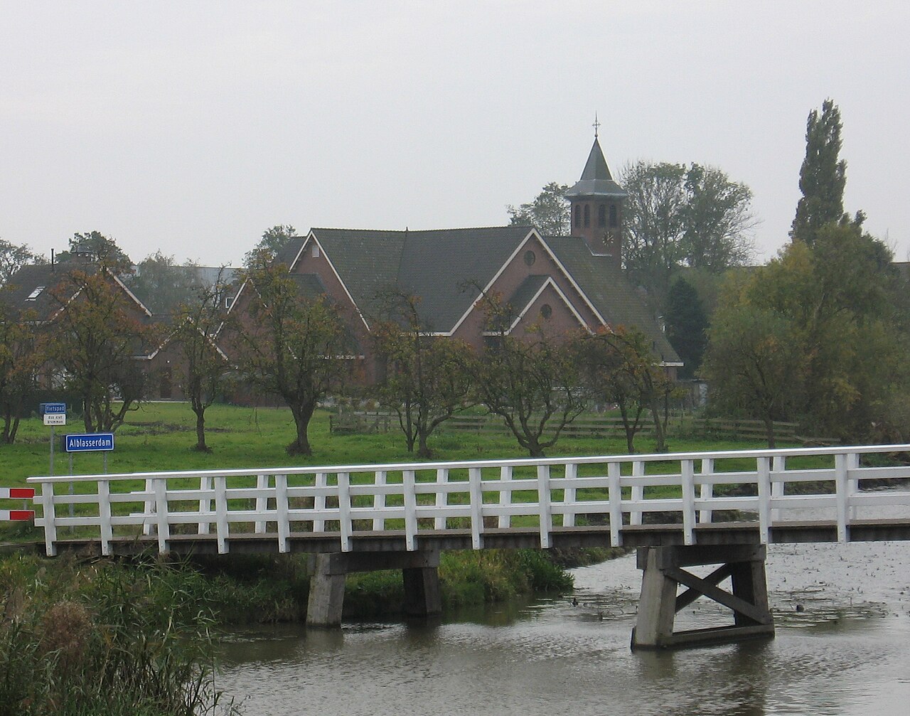 Alblasserdam aan de Noord, met de molens van Kinderdijk