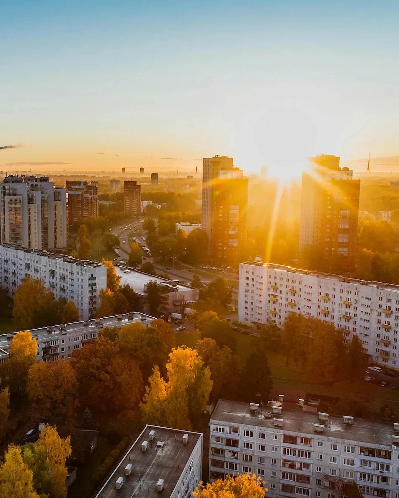 Luftaufnahme einer Wohnsiedlung mit Mehrfamilienhäusern in Deutschland bei Sonnenuntergang