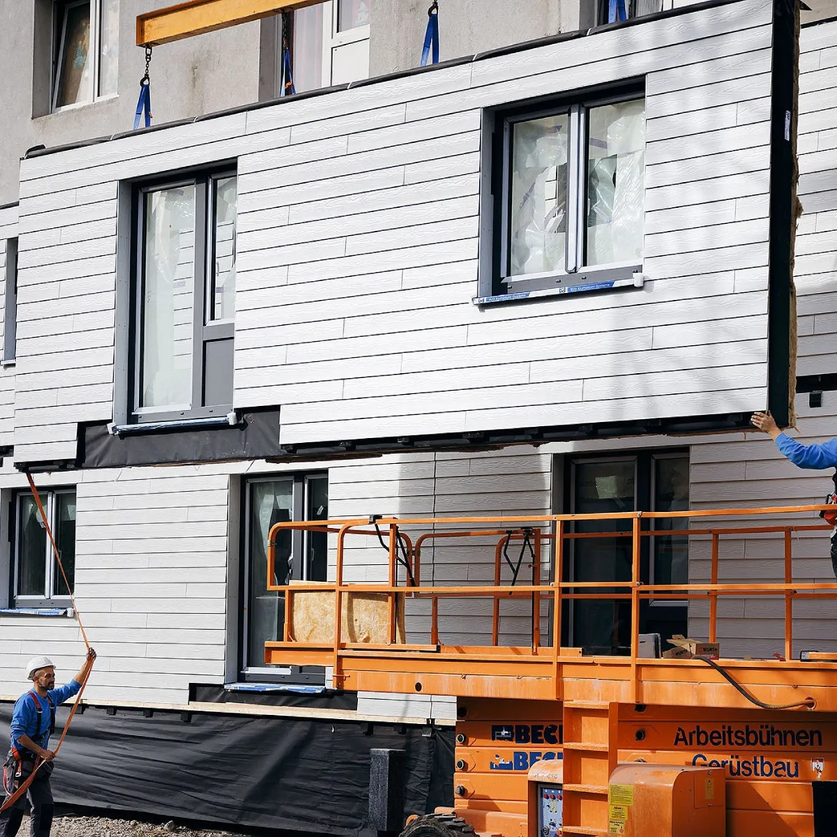 Montage der neuen Fassade