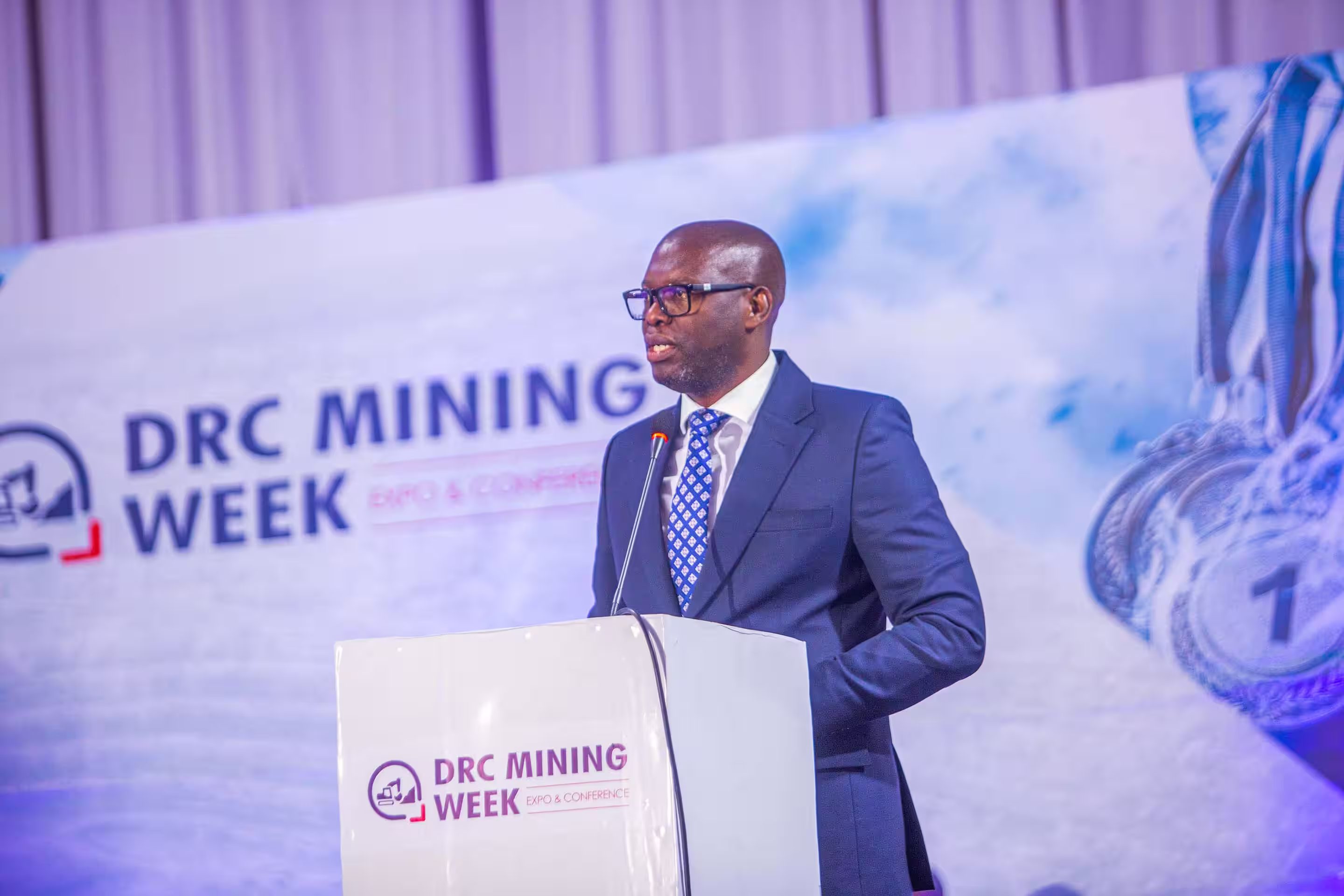 [team] image of teamwork in the studio