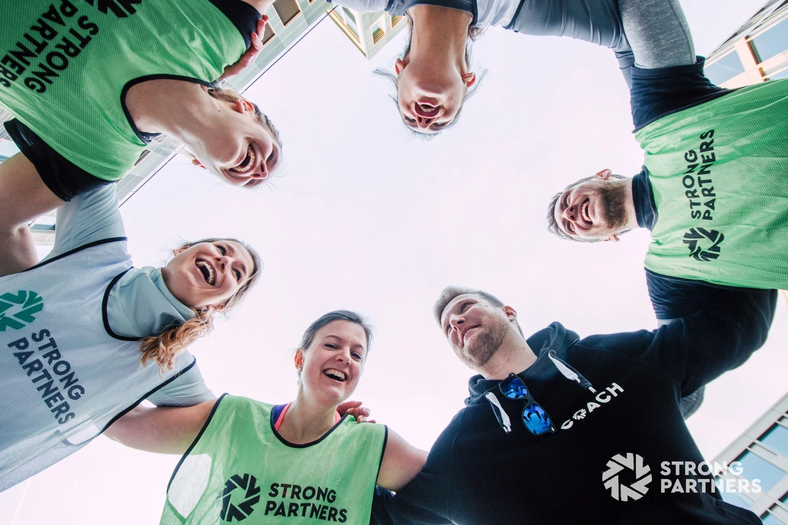 Motivierte Trainingsgruppe während eines gemeinsamen Firmenfitness-Workouts am Standort