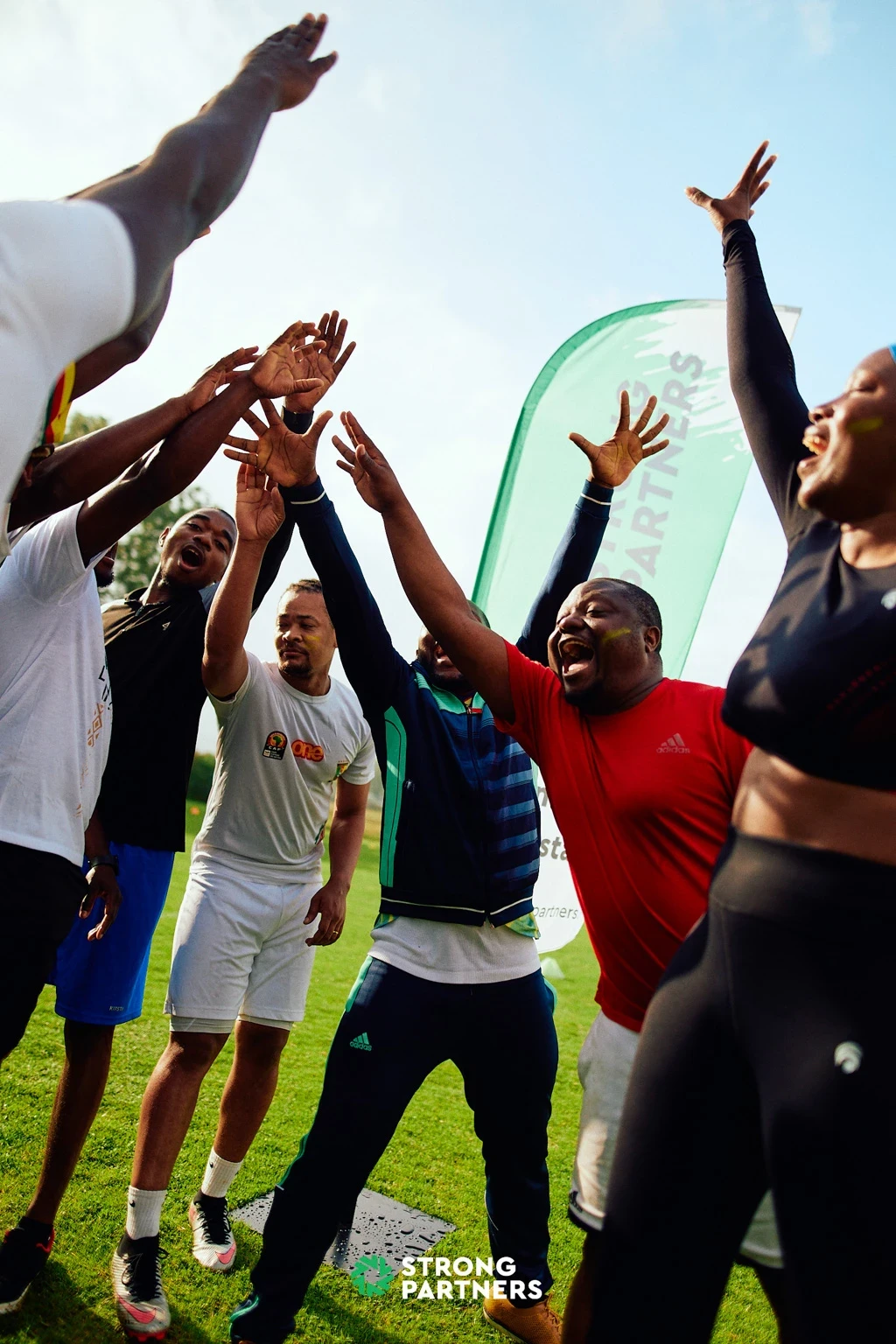 Freudige Teilnehmende bei einem Outdoor-Event von Strong Partners