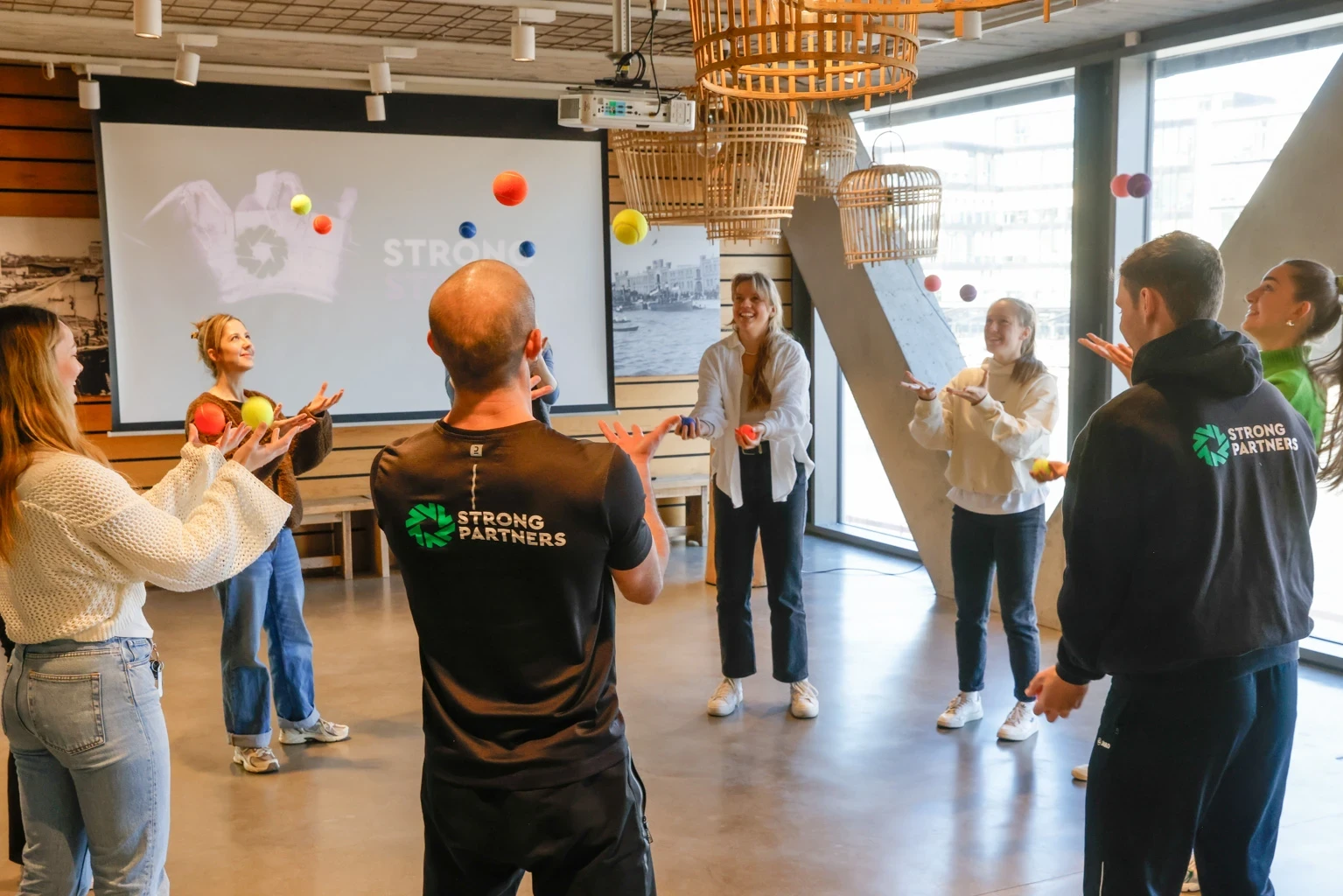 Individuelle BGM-Produktlösungen von Strong Partners, präsentiert im Beratungskontext zur Gesundheitsstrategie im Untern