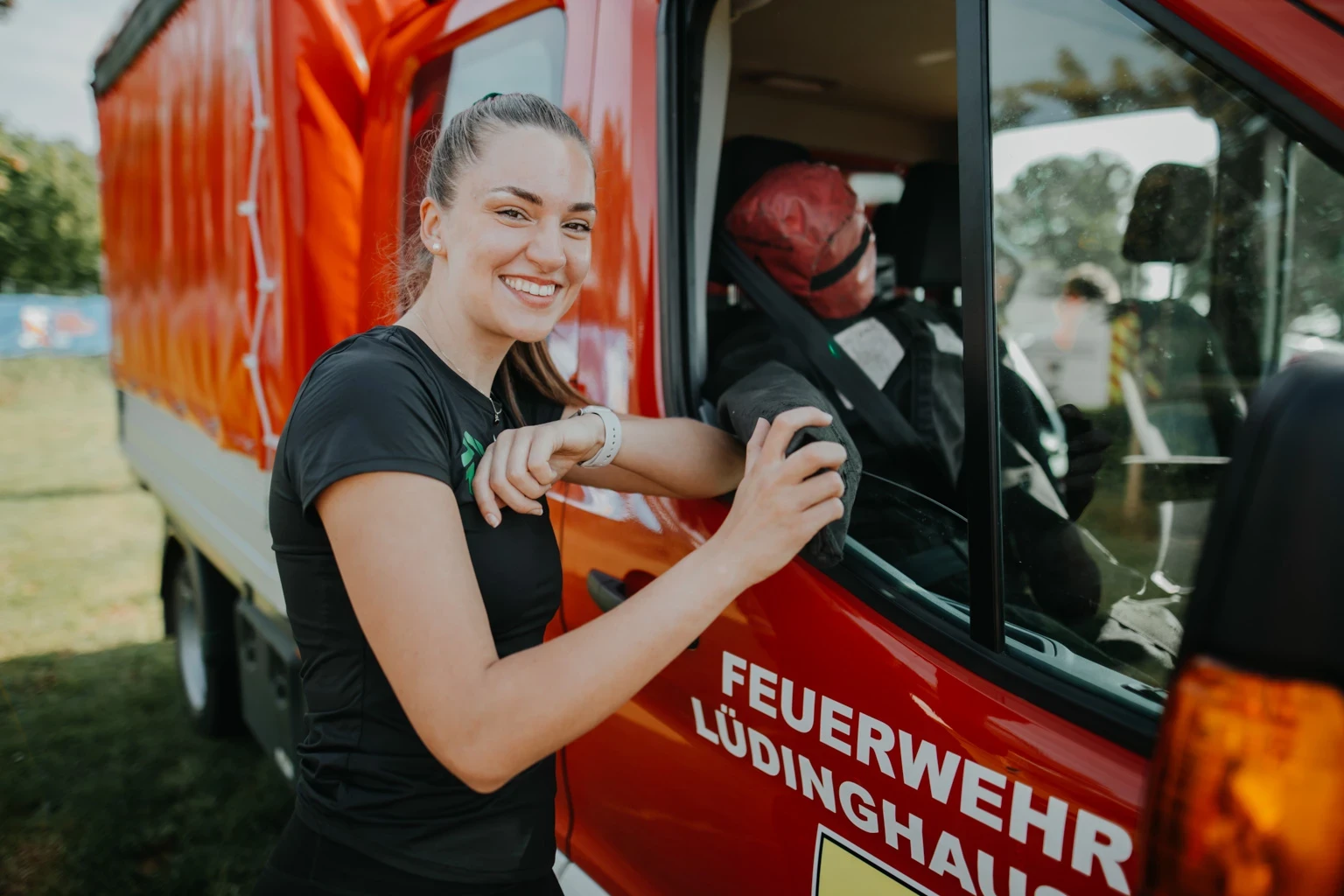 Paula Menninghaus an einem Feuerwehrauto-Fenster