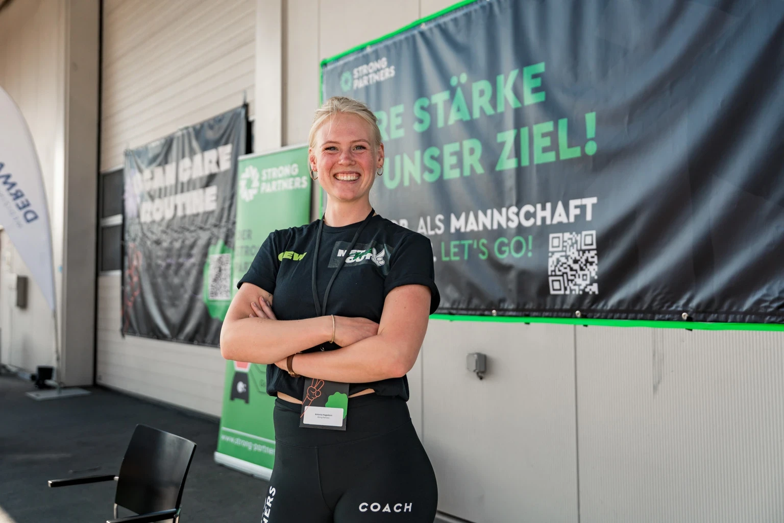 Mitarbeiterin bei einem Event von Strong Partners, Resilienz-Coaching für Mitarbeitende und Führungskräfte zur Stärkung