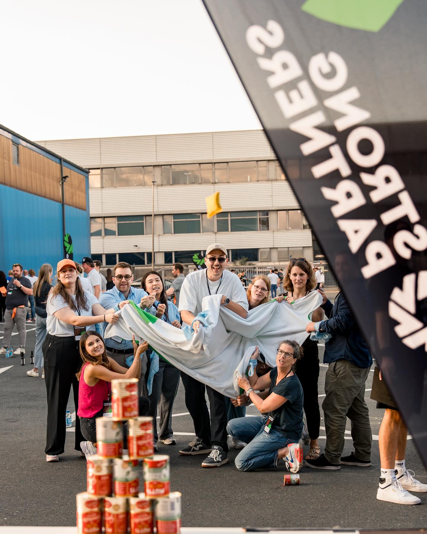 Team mit Fahne bei der Olympiade