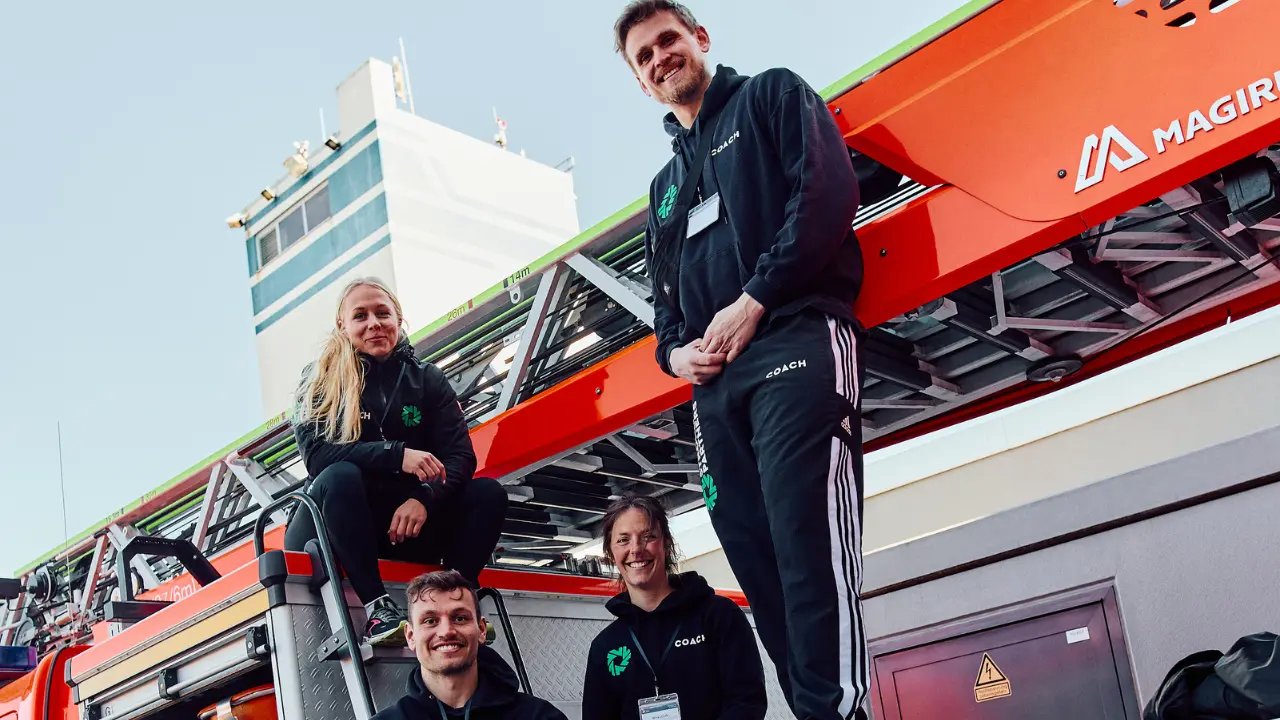 Teilnehmende eines Firmenfitness-Kurses durchgeführt von Strong Partnersmotivieren sich gegenseitig