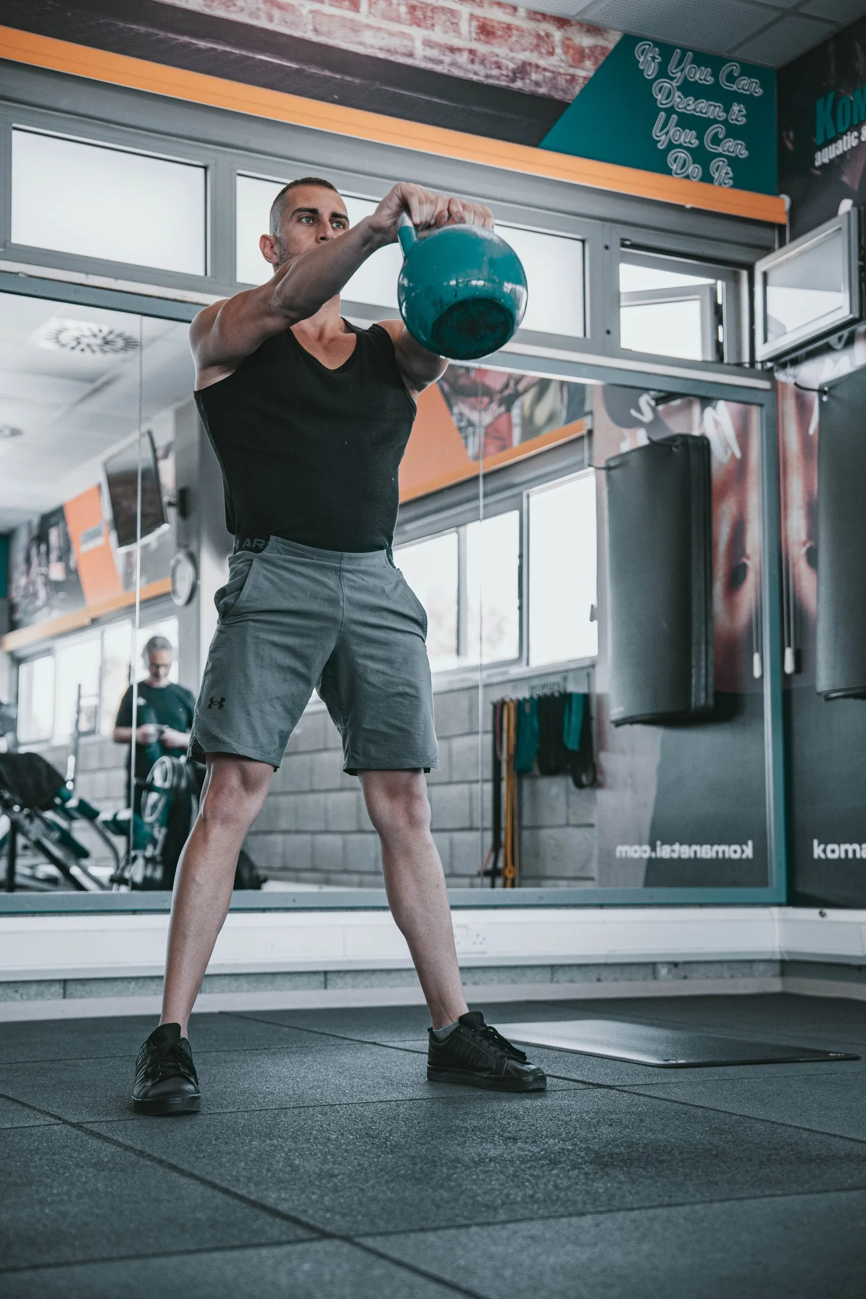 Skqutz logo with stylized tree and lettering.