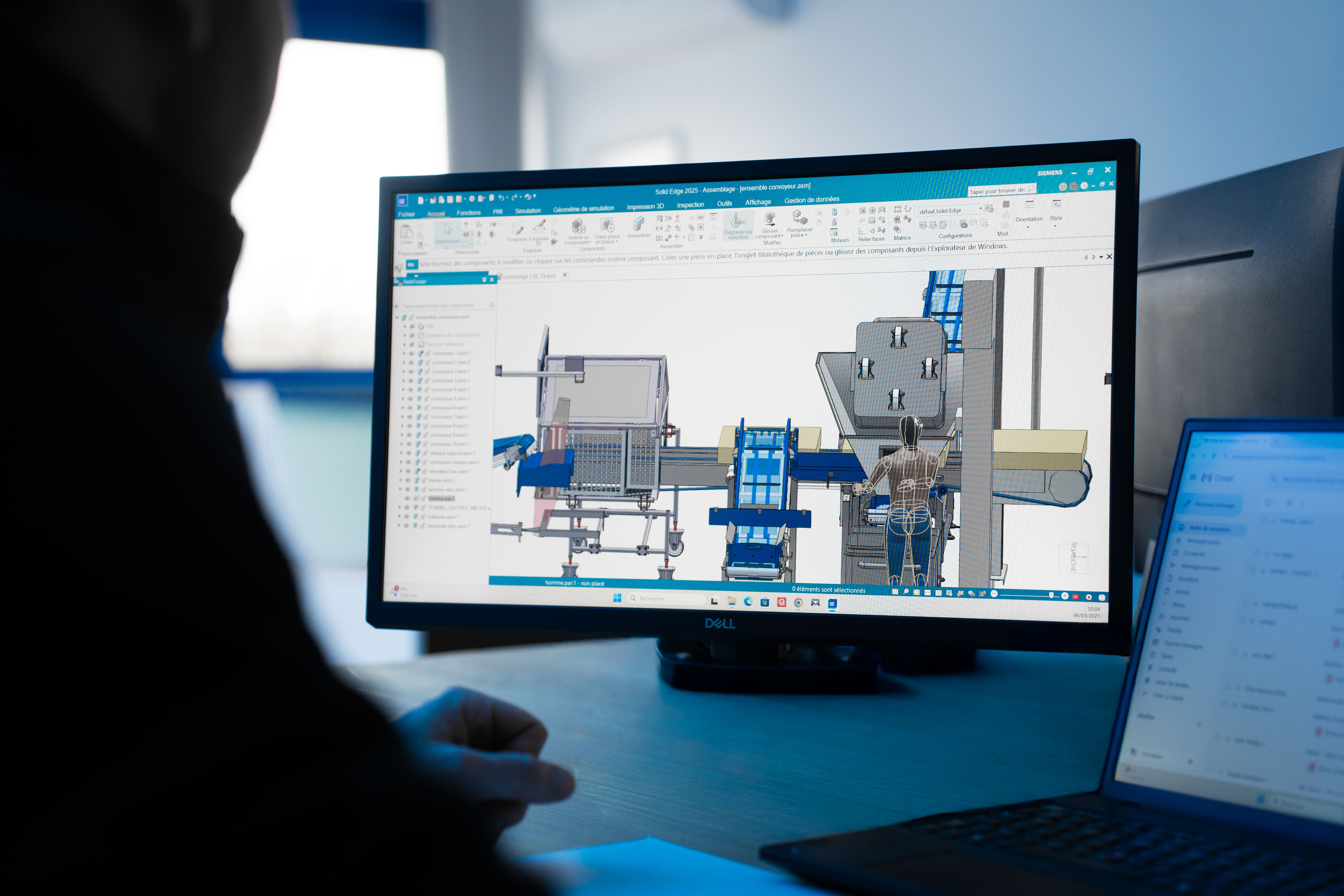 Un ingénieur modélise en 3D la machine que l'équipe va assembler par la suite
