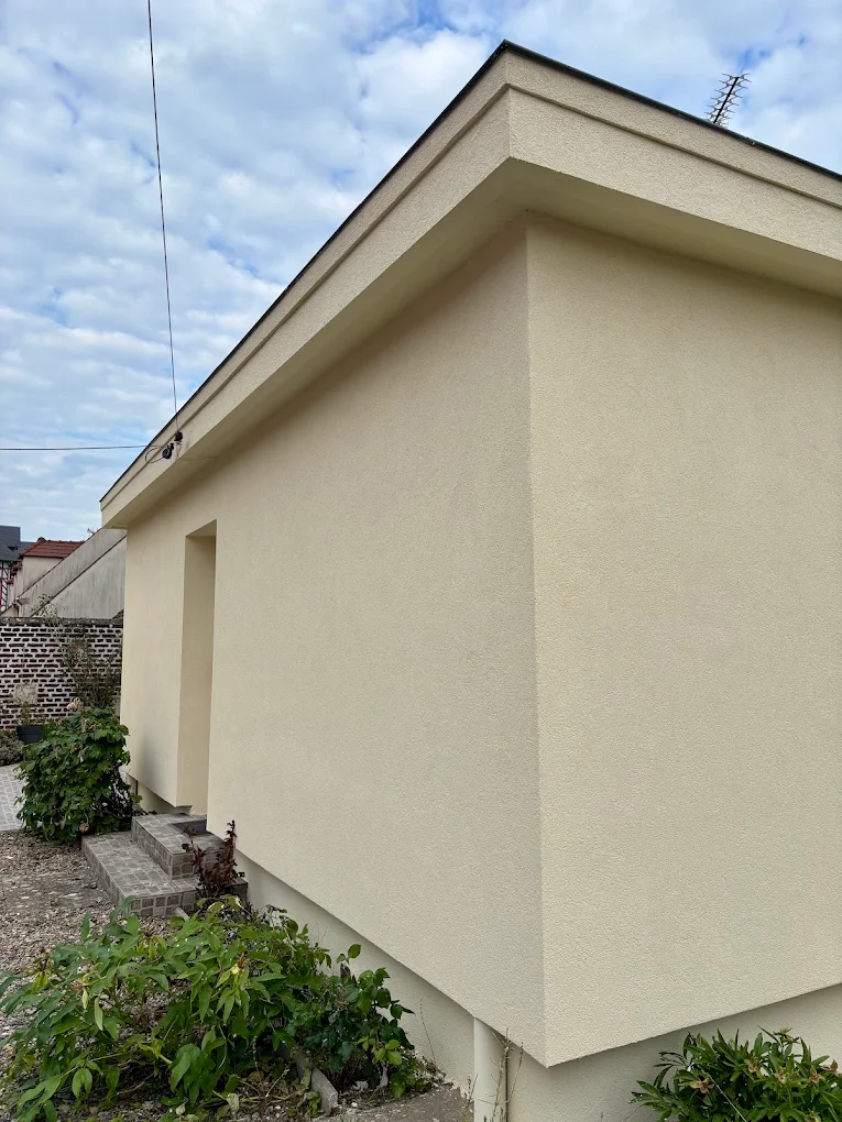 Maison avec façade isolée sous bardage