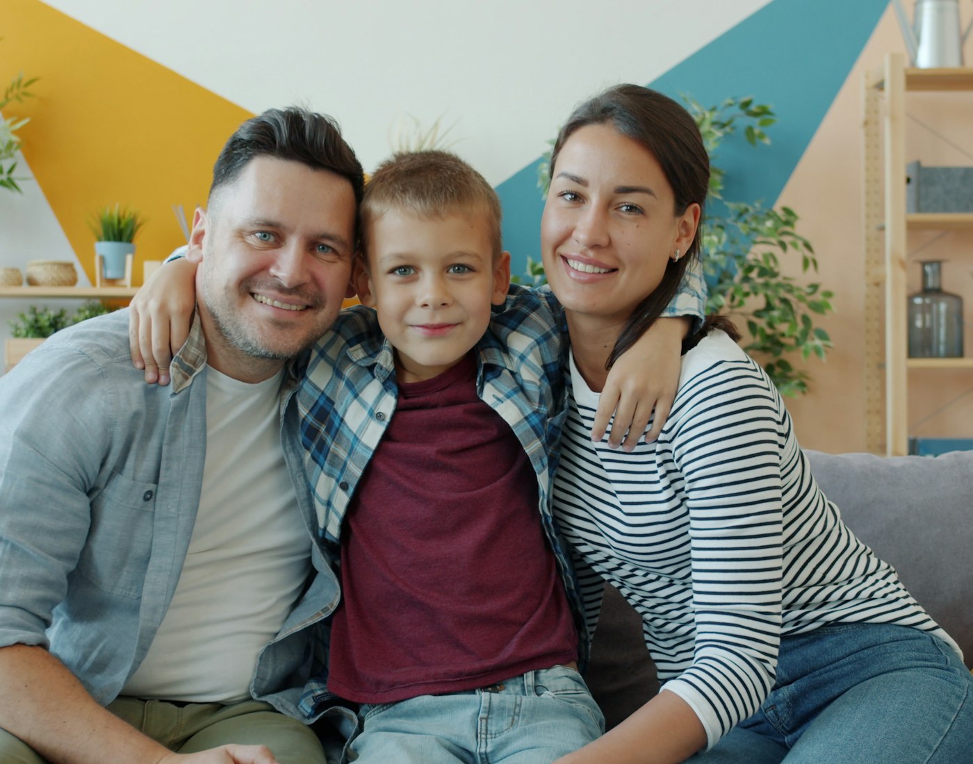 Famille heureuse dans sa maison