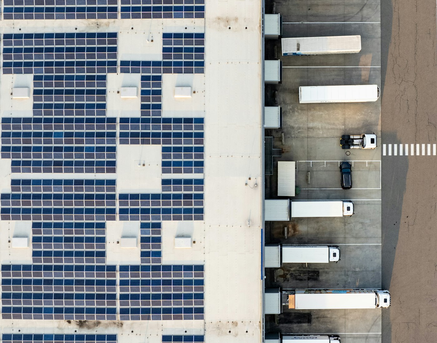 Bâtiment professionnel avec panneaux solaires