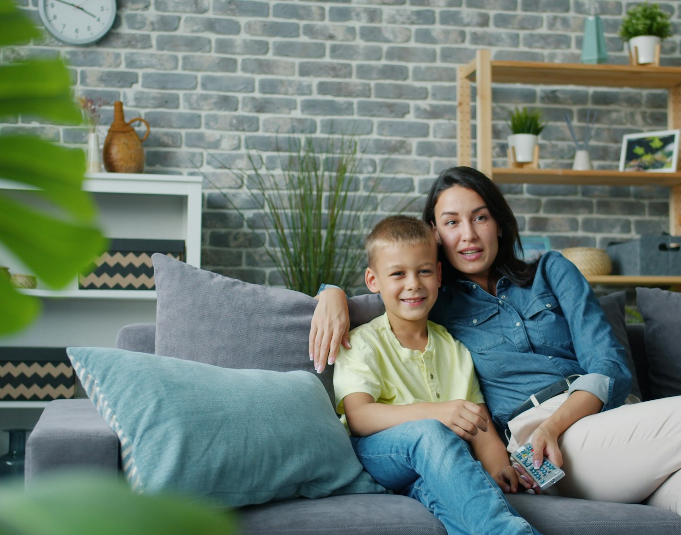 Famille dans un logement confortable
