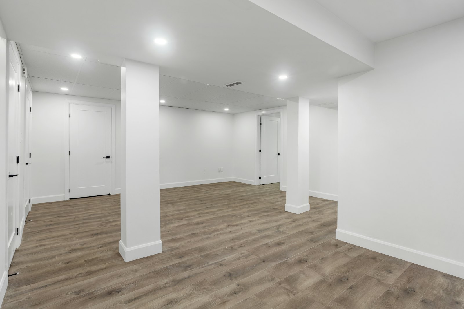 Sous-sol rénové avec plafond isolé et sol chaleureux