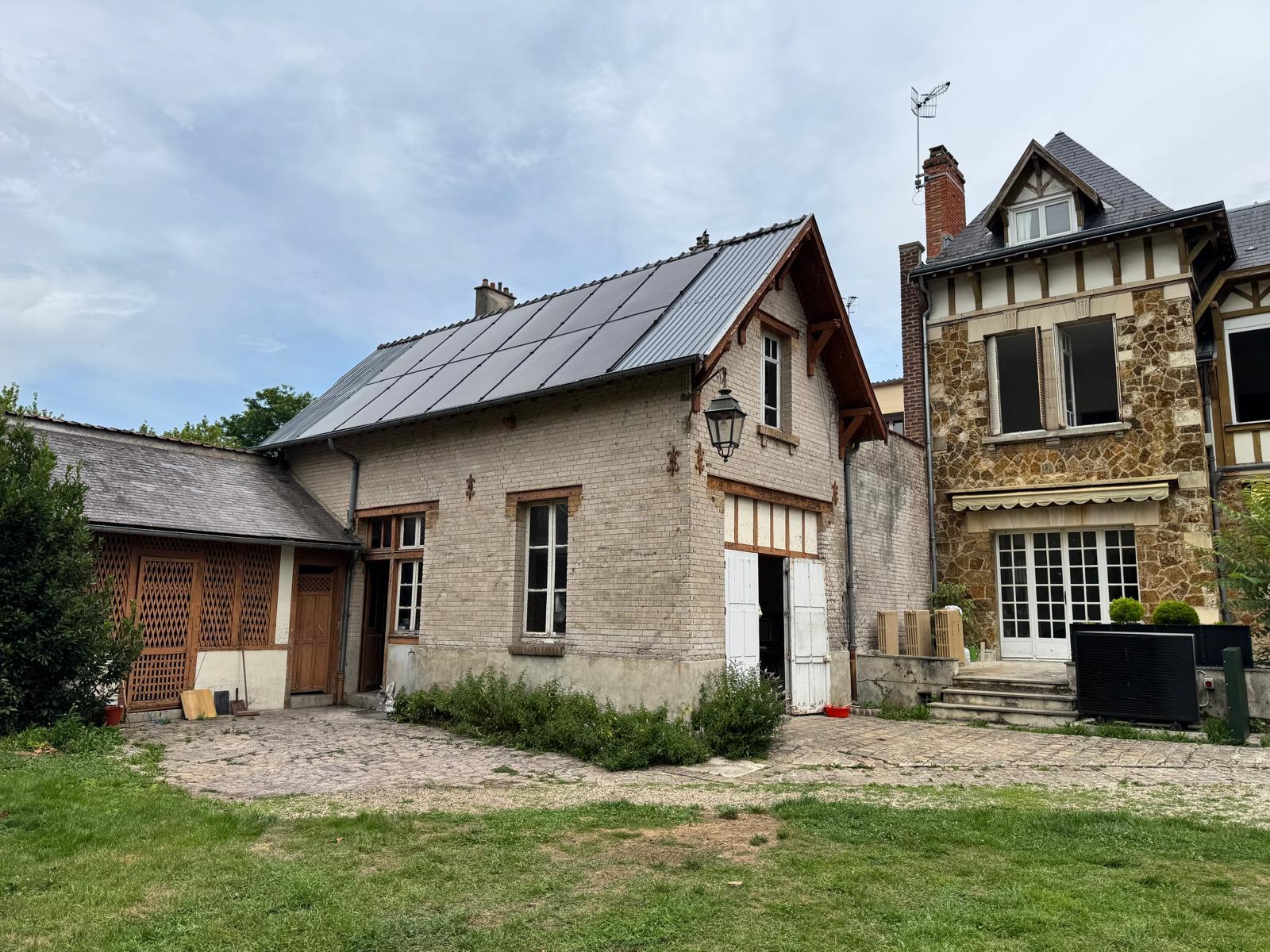Vue d'ensemble de la dépendance équipée de panneaux photovoltaïques 6 kWc à Chauny (02300)