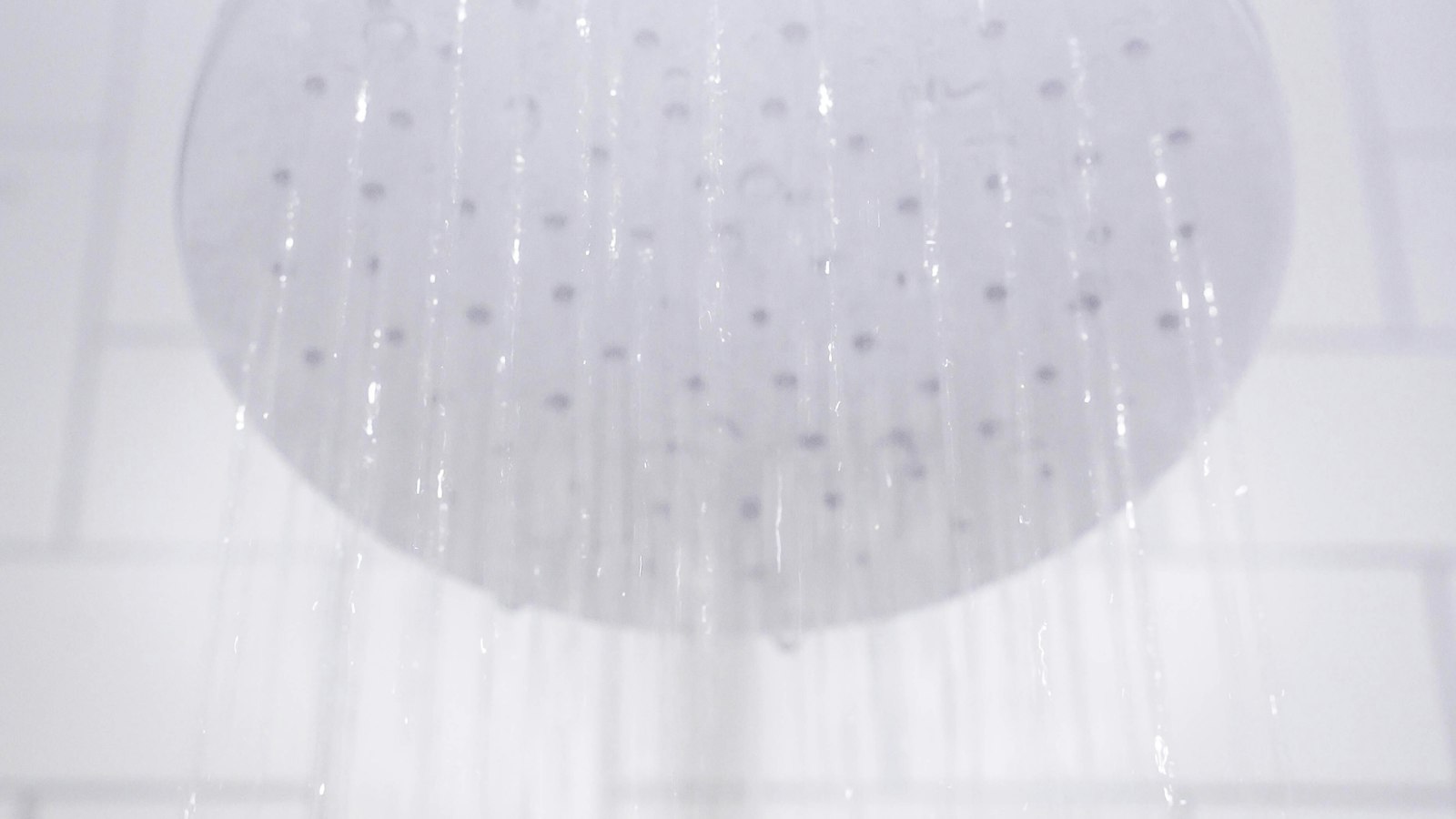 Pommeau de douche délivrant de l'eau chaude