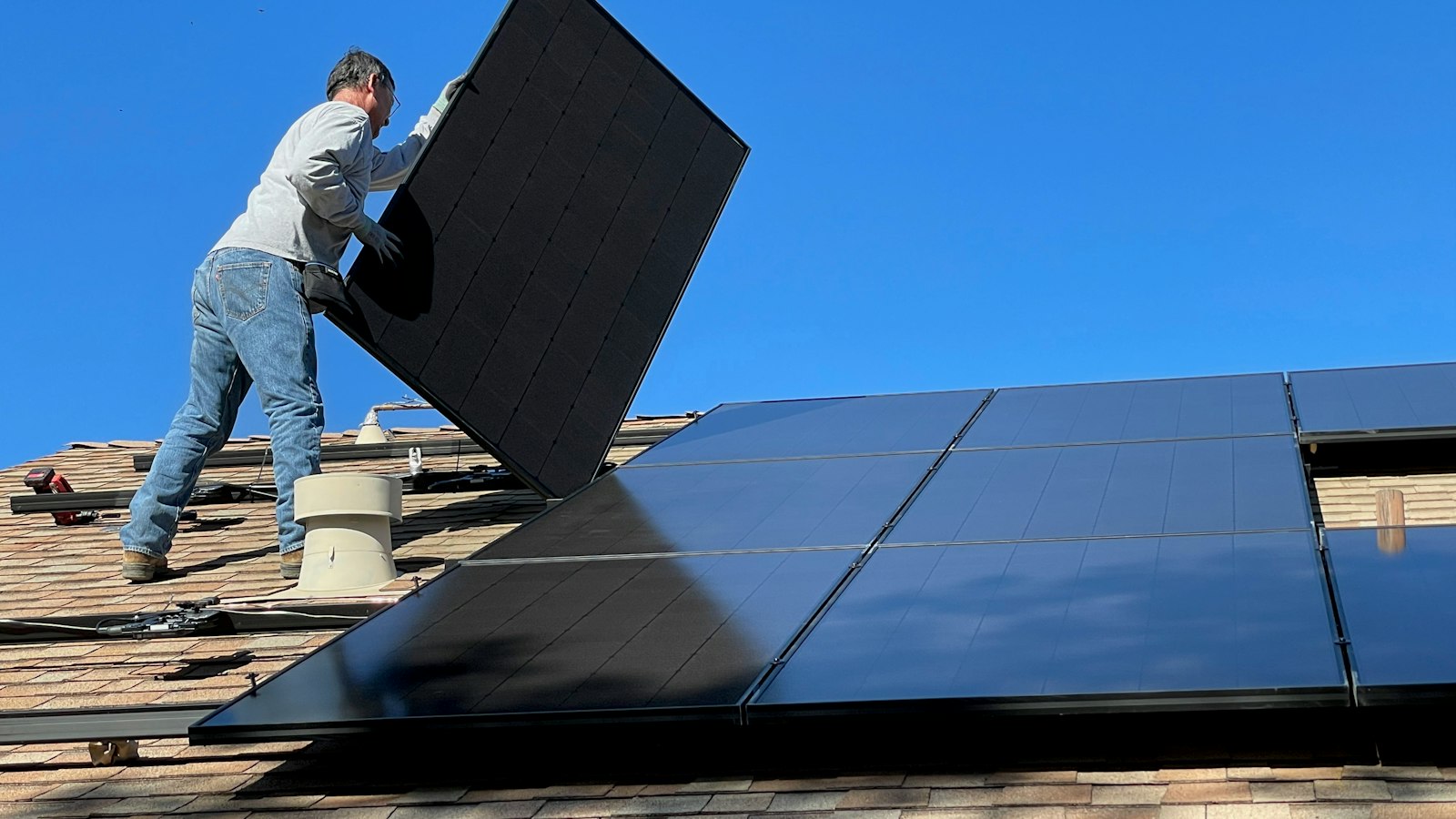 Installation de panneaux solaires photovoltaïques sur une toiture