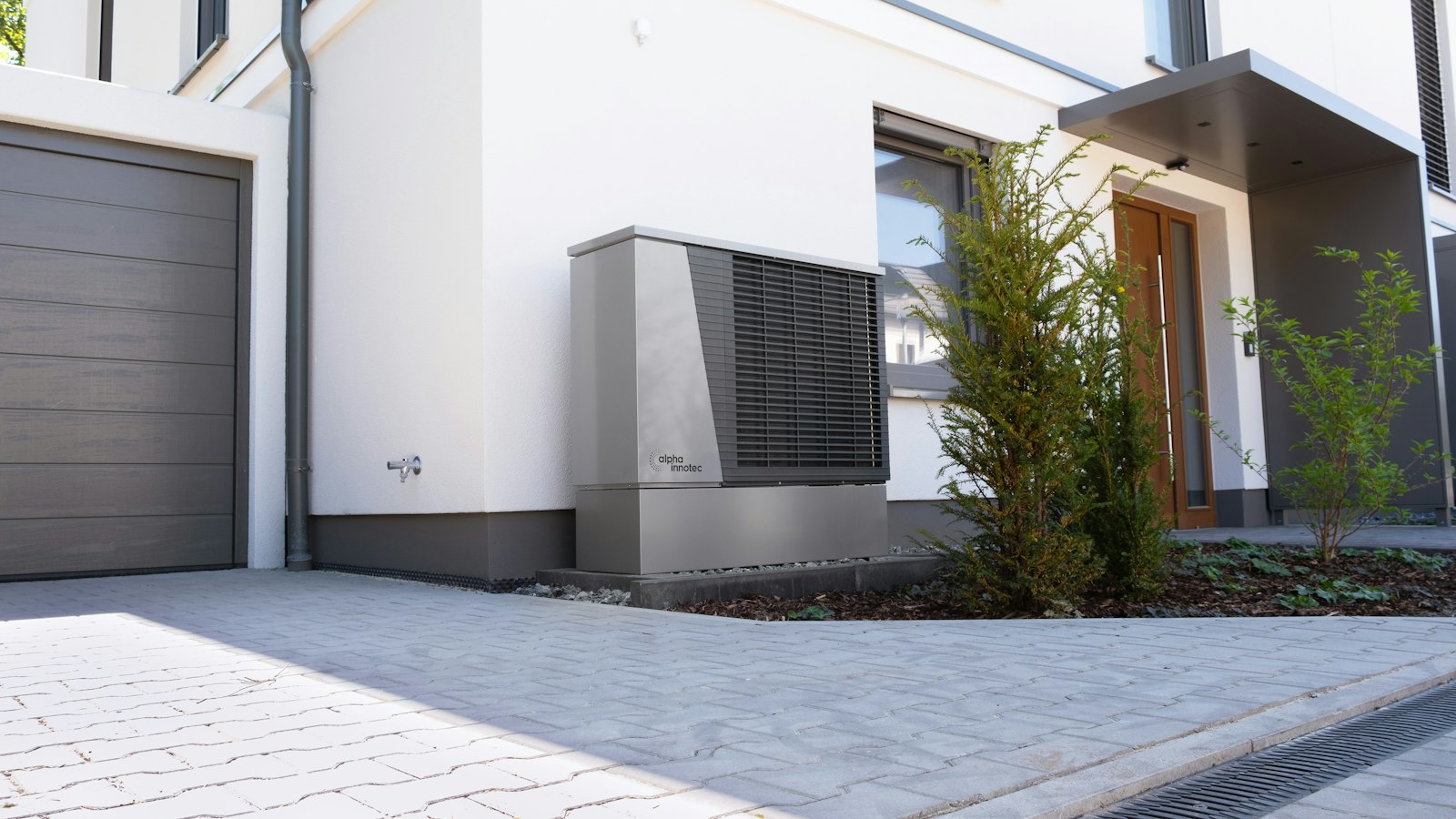 Unité extérieure d'une pompe à chaleur devant une maison moderne