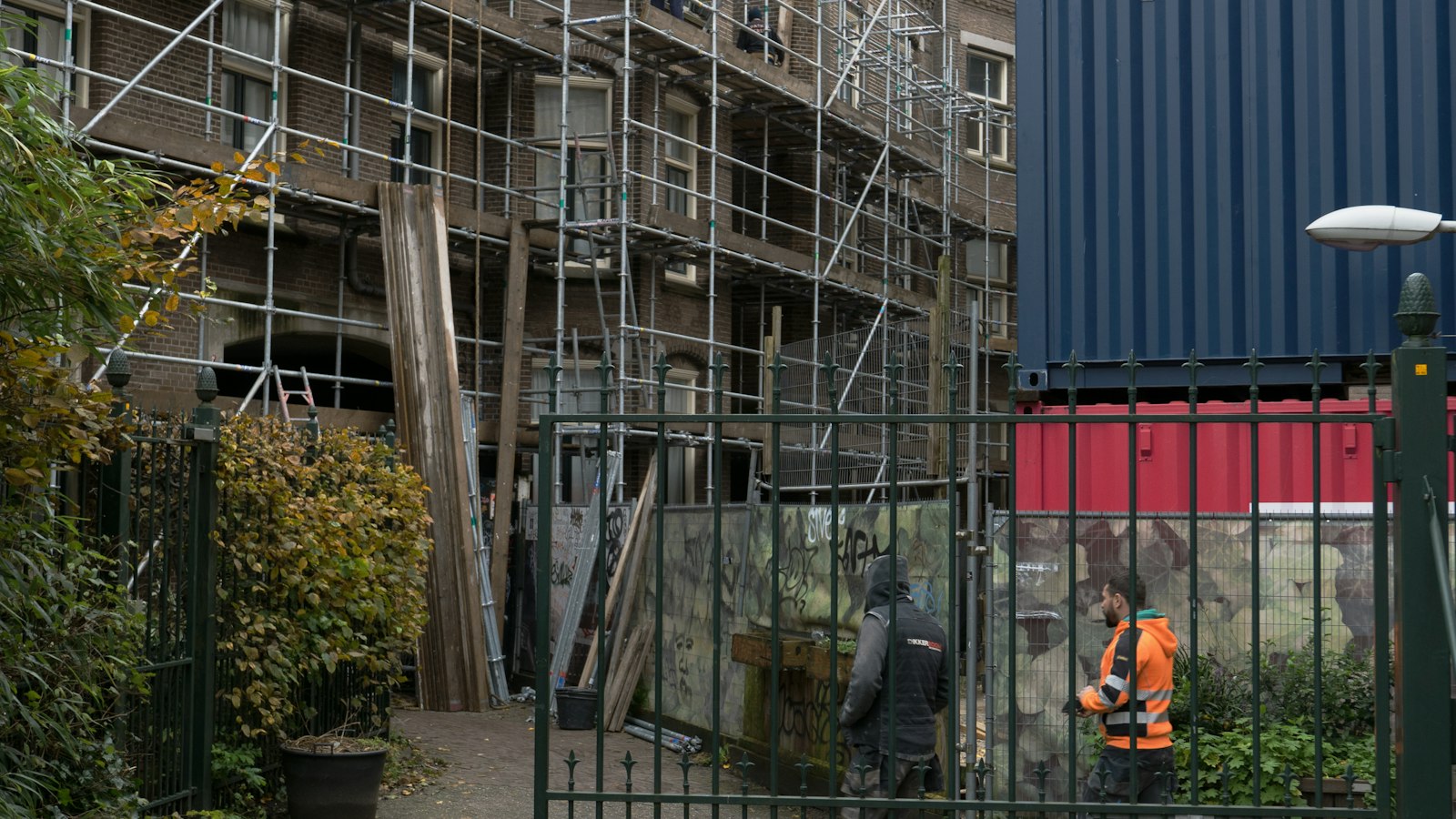 Chantier de rénovation de façade avec échafaudage
