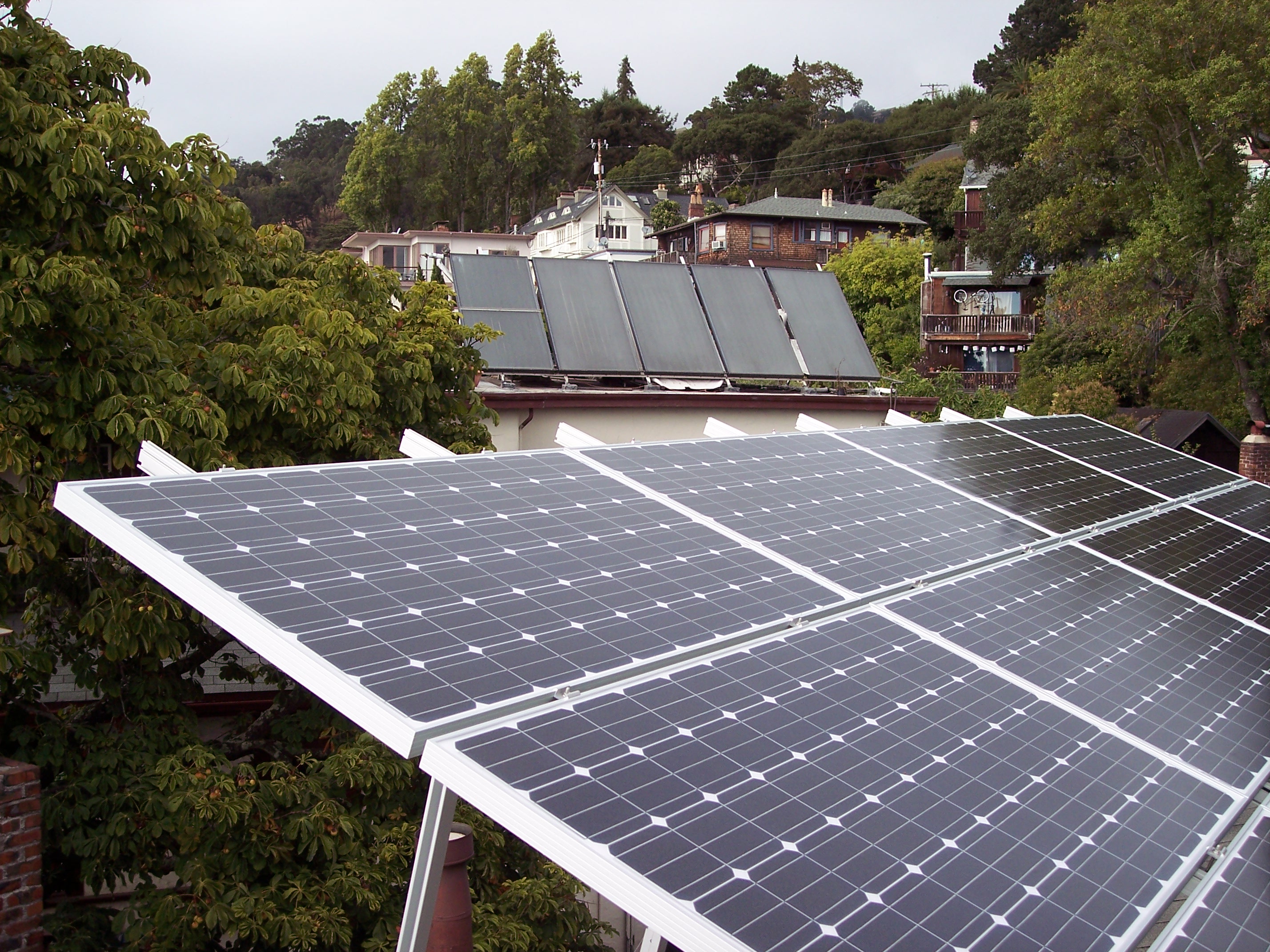 Capteurs solaires thermiques et panneaux photovoltaïques sur une toiture